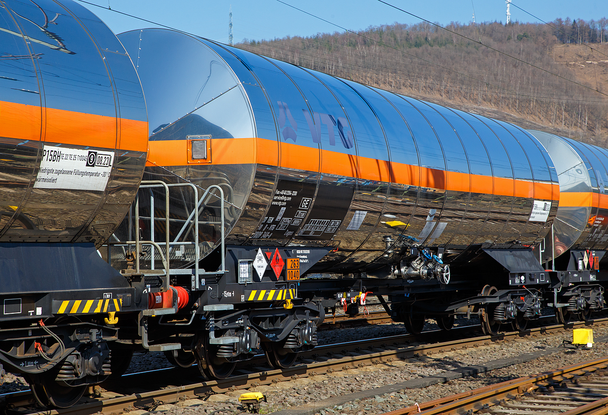 Hier nochmals gezoomt...
Vierachsiger wärmeisolierter Drehgestell-Druckgaskesselwagen für Ethylenoxid, 37 80 7809 340-8 D-VTG, der Gattung Zagns der VTG AG, Hamburg (VTG-Wagen-Typ G66.081D), im Zugverbund am 24.03.2021 bei der Zugdurchfahrt in Niederschelden (Sieg), hier passiert er gerade den Bü 343 (Km 112,183 der Siegstrecke KBS 460).

Ladegut laut Gefahrgutnummer 263/1040 und Anschrift ist Ethylenoxid mit Stickstoff.

TECHNISCHE DATEN (gem. Anschriften) :
Spurweite: 1.435 mm
Achsanzahl: 4 (in 2 Drehgestelle)
Länge über Puffer : 15.900 mm
Drehzapfenabstand: 10.860 mm
Achsabstand im Drehgestell: 1.800 mm
Höchstgeschwindigkeit: 100 km/h (beladen) / 120 km/h (leer)
Kleinster befahrbarer Gleisbogen: R 35 m
Eigengewicht: 25.207 kg
Nutzlast: 63,8 t (ab Streckenklasse D)
Gesamtvolumen: 81.820 Liter
Bremse: KE-GP
Bremssohle: Cosid 810
Tankcode:  P15BH  mit Sondervorschriften TE 22 und TE 25 (Überpufferungsschutz durchTankschutzschild)
P =Tank für verflüssigte oder unter Druck gelöste Gase
15= Mindestberechnungsdruck 15 bar
B = Tank mit Bodenöffnungen mit 3 Verschlüssen für das Befüllen oder Entleeren 
H = luftdicht verschlossener Tank
Betriebsdruck: max. 10,0 bar
Tankwerkstoff: Edelstahl (1.4318)
Wärmeisolierung: Mineralwollfilz, 100 mm, Isolierabdeckung Edelstahl
Intern. Verwendungsfähigkeit: TEN - GE