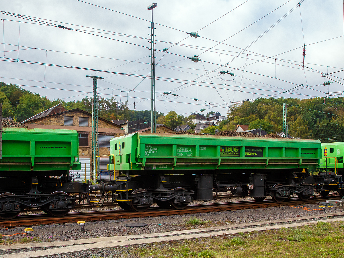 Hier nun der Gattung Fas zugeordnet....
Zwei-Seiten Druckluft Kippwagen (Einmuldiger Drehgestell-Sch�ttgutkippwagen mit vier Rads�tzen und pneumatischer Bet�tigung), 33 56 6738 012-5 SK-BUG der Gattung Fas, der BUG Vermietungsgesellschaft mbH (Hoppegarten), am 20.09.2022 bei einer Zugdurchfahrt (beladen mit Alt-Schotter) in Betzdorf/Sieg.

Die Einleitung des Kippvorgangs erfolgt durch eine Bet�tigungseinrichtung jeweils von der der Kipprichtung gegen�berliegenden Seite. Die untere Klappe dient beim Kippvorgang als Verl�ngerungsrutsche.

TECHNISCHE DATEN:
Spurweite: 1.435 mm
Anzahl der Achsen: 4
L�nge �ber Puffer: 12.540 mm
Drehzapfenabstand: 7.500 mm
Achsabstand im Drehgestell: 1.800 mm
Eigengewicht: 26.700 kg
Ladefl�che: 26 m�
Ladevolumen: 31 m�
Max. Geschwindigkeit: 100 km/h
Max. Ladegewicht: 53,3 t ab Streckenklasse C
Kleinster bef. Gleisbogenradius: 75 m
Bremse: O-GP   DRV 2A-600
Handbremse: Nein
Intern. Verwendungsf�higkeit: RIV