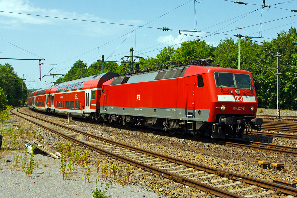 
Hier eine Sequenz später...
Die 120 207-6 (ex 120 136-7) der DB Regio mit 6 DoSto´s als RE 9 - Rhein Sieg Express (RSX) Aachen - Köln - Siegen  am 10.06.2014 kurz vor der Einfahrt im den Bahnhof Au(Sieg).
