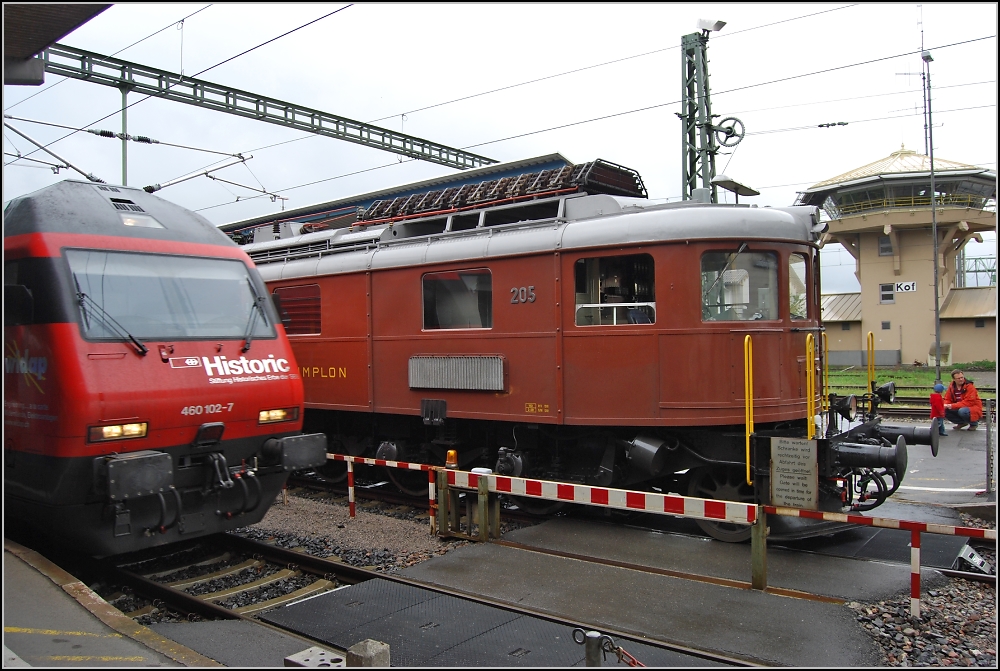 Hier treffen sich zwei Kraftmeier im Ausland. Und die Juniorin macht Werbung für den Seniorin. Konstanz, Mai 2010. 