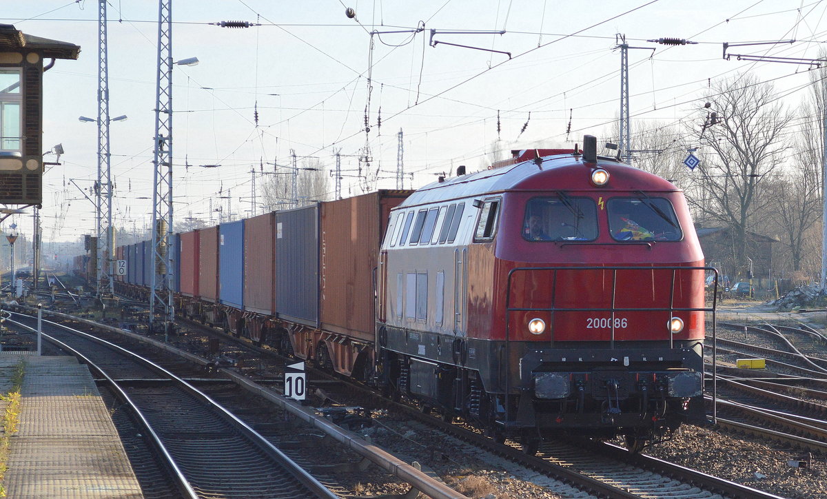 Highlight und Überraschung im November 2017, die ehemalige OHE Diesellok 200086 ist jetzt für die recht neue EVU BLC - Bahnlogistik24 GmbH im Einsatz (9280 1 216 158-6 D-BLC), hier mit einem langen Containerzug wahrscheinlich aus Frankfurt/Oder unterwegs am 29.11.17 Berlin-Köpenick.
