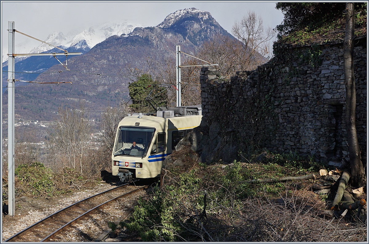 Hinter einer Ruine bei Trontano spickelt ein FART Centovalliexpress hervor; das Bild soll zeigen dass draußen, auf der anderen Seite des Fensters des schöne Zuges das Leben in der idyllischen Berglandschaft hart und entbehrungsreich ist, der Verdienst eingeschränkt und den Menschen in den Bergtälern oft nur die noch Auswanderung bleibt und so Dörfer aussteben und verfallen.
Grund genug für uns (Bahn)-Fotografen nicht nur von A nach B zu fahren, sondern zwischen drin auszusteigen und wenn vorhanden die Angebote unterwegs zu nutzen.
1. März 2017