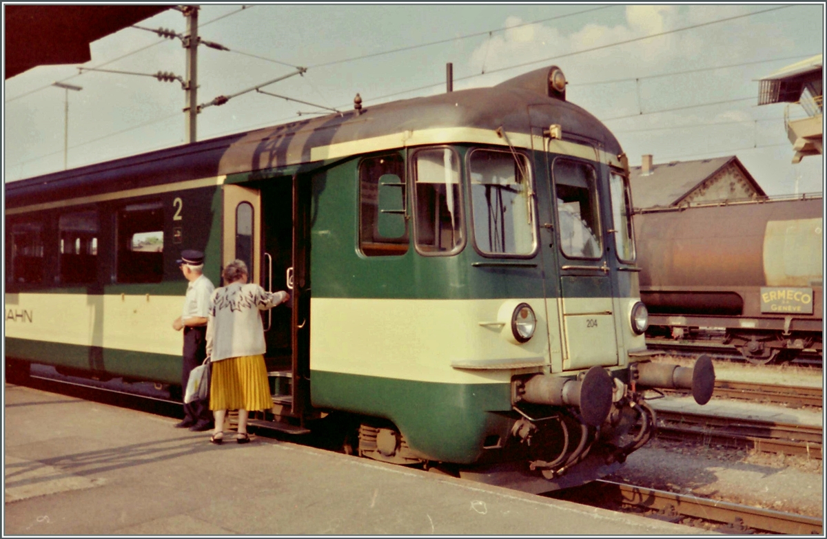 Historisch, sowohl die Mütze des MThB Kondukteurs als auch der MThB Steuerwagen. 
Konstanz, den 16. Juni 1992 (fotografiertes Analog-Bild) 