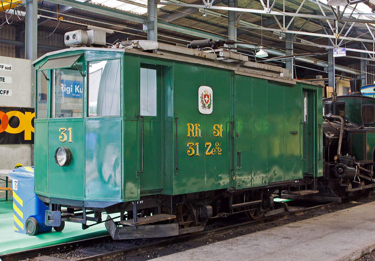 Historischer Stra�enbahn-Posttriebwagen ex RhSt Ze 2/2  Nr. 31 (Rheintalische Strassenbahnen, zuvor Strassenbahn Altst�tten–Berneck) heute bei der Museumsbahn Blonay–Chamby, hier  am 27.05.2012 im Museum Chaulin.  

Der Triebwagen wurde von SIG (Schweizerische Industrie-Gesellschaft, Neuhausen am Rheinfall) 1914 gebaut, die elektrische Ausr�stung lieferte BBC. F�r den Bau wurde Untergestell des Wagens Ce 1/2 Nr. 4 (Baujahr 1897 von MAN, Alioth, MFO) verwendet.  Er diente dann dem Posttransport vom SBB-Bahnhof zur Post in Altst�tten. Der Wagen erhielt 1941 einen zweiten Fahrmotor aus einem abgebrochenen Wagen (5 oder 6). Nachdem die Post in Altst�tten neu gebaut worden war, wurden die Posttransporte 1959 auf die Stra�e verlegt und der Triebwagen wurde nicht mehr ben�tigt. So gelangte 1967 als eines der ersten Fahrzeuge zur Museumsbahn Blonay–Chamby.

TECHNISCHE DATEN: 
Type:  Ze 2/2 (bis 1931 Ze 1/2)
Spurweite: 1.000 mm 
L�nge: 7.000 mm 
Triebraddurchmesser: 840 mm (neu)
Eigengewicht: 6 t  
Zuladung: 5 t
Ladefl�che: 8 m�
Leistung: 2 x 16 kW = 32 kW (44 PS), bis 1941 1 x 16 kW
Getriebe�bersetzung: 1:4,55
H�chstgeschwindigkeit: 30 km/h
Stromsystem:1000 Volt DC (Gleichstrom)
Stromabnehmer: Lyrastromabnehmer

Neben diesem ehemaligen Fahrzeug der Rheintalische Strassenbahnen ist noch ein weiteres Fahrzeug, der Ce 2/4 11, erhalten geblieben. Dieser ging an die Tram Locarno, 1960 ging er an die SSIF als Ce 2/4 4. Heute steht er als Denkmal in Santa Maria Maggiore, siehe auch http://hellertal.startbilder.de/bild/italien~privatbahnen~vigezzina-centovallibahn-ssif-und-fart/577066/der-ssif-ce-24-nr4-denkmal-triebwagen.html

