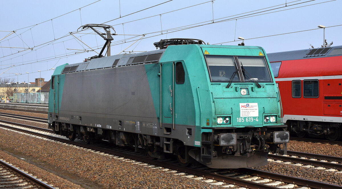 HLG - Holzlogistik and Güterbahn GmbH, Bebra [D] mit der geleasten ATLU-Lok  185 619-4  [NVR-Nummer: 91 80 6185 619-4 D-ATLU] am 10.03.26 Höhe Bahnhof Luckenwalde.