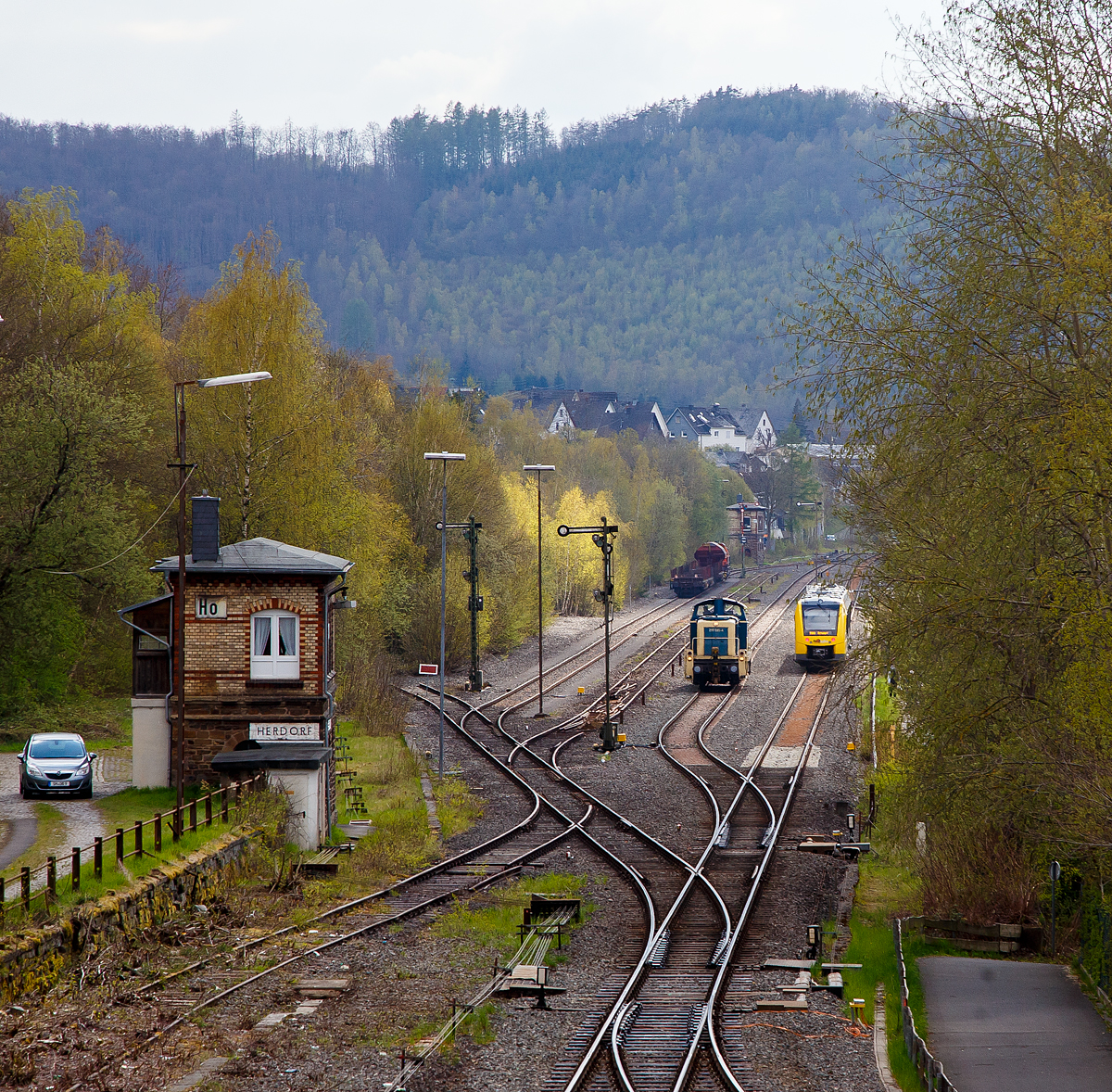 Hochbetrieb am 30.04.2021 in Herdorf: 
Der VT 507 (95 80 1648 107-8 D-HEB / 95 80 1648 607-7 D-HEB) der HLB (Hessische Landesbahn GmbH), ein Alstom Coradia LINT 41 der neuen Generation, erreicht, als RB 96  Hellertalbahn  (Dillenburg – Haiger - Neunkirchen - Herdorf - Betzdorf), Umlauf 61788,  nun auf Gleis 1 den Bahnhof Herdorf. 

Auf Gleis 2 hat Hp 0 und wartet die V 90  - 295 095-4 (98 80 3295 095-4 D-MZE) der Schütz GmbH & Co. KGaA (Selters), eingestellt durch MZ Eisenbahndienstleistungen (Manuel Zimmermann, Hellenhahn (Westerwald), da die Hellertalbahn (KBS 462) nur eingleisig ist. Links das Weichenwärter Stellwerk Herdorf Ost (Ho). Ganz hinten im Bild auf Gleis 4 (beim Stellwerk Herdorf Fahrdienstleiter) wartet ein kurzer Übergabezug der KSW (Kreisbahn Siegen-Wittgenstein) auf die Fahrt nach Betzdorf, wobei dies noch über 10 Minuten dauern wird, da erst der HLB VT Betzdorf erreicht haben muss (der Blockabstand ist Betzdorf – Herdorf).
