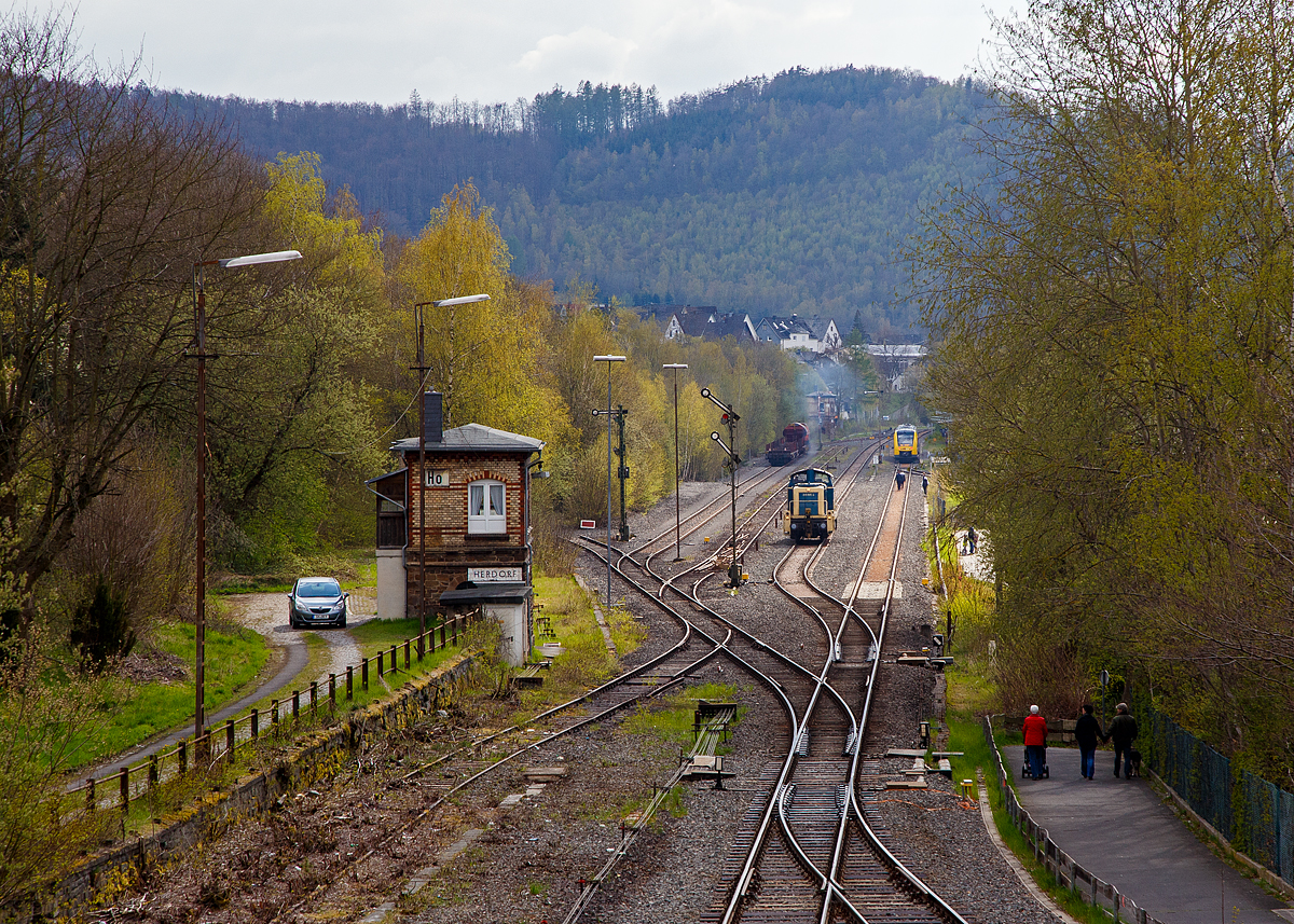 Hochbetrieb im Bahnhof Herdorf am 30.04.2021:
Nun kann die V 90  - 295 095-4 (98 80 3295 095-4 D-MZE) der Schütz GmbH & Co. KGaA (Selters), eingestellt durch MZ Eisenbahndienstleistungen (Manuel Zimmermann, Hellenhahn (Westerwald), losfahren und hat Hp 2 „Langsamfahrt“,  da der VT 507 der HLB in den Bahnhof eingefahren ist und das Gleis frei ist.

Links das Weichenwärter Stellwerk Herdorf Ost (Ho). Ganz hinten im Bild auf Gleis 4 (beim Stellwerk Herdorf Fahrdienstleiter) wartet ein kurzer Übergabezug der KSW (Kreisbahn Siegen-Wittgenstein) auf die Fahrt nach Betzdorf, wobei dies noch über 10 Minuten dauern wird, da erst der HLB VT Betzdorf erreicht haben muss (der Blockabstand ist Betzdorf – Herdorf).

Lebenslauf der V90:
Die Lok wurde 1978 von MaK (Maschinenbau Kiel) unter der Fabriknummer 1000768 gebaut und als 291 095-8 an Deutsche Bundesbahn geliefert. Nach dem Umbau auf Funkfernsteuerung im Jahr 2003 durch DB Fahrzeuginstandhaltung GmbH in Cottbus erfolgte die Umzeichnung DB 295 095-4. Die Ausmusterung bei der DB AG erfolgte 2013 und sie wurde an die Railsystems RP GmbH verkauft (98 80 3295 095-4 D-RPRS). 2015 ging sie dann an die A.V.G. Ascherslebener Verkehrsgesellschaft mbH (98 80 3295 095-4 D-ASLVG) und seit 2019 ist sie bei der Schütz GmbH & Co. KGaA in Selters (Westerwald).

Die Loks der BR 295 (ehemals BR 291) haben MaK (hauseigenen) 8-Zylinder-Reihenmotor mit Abgasturbolader vom Typ 8M 282 AKB. Die V 90 der Baureihen 290, 294 und 296 haben dagegen einen MTU-Motor.