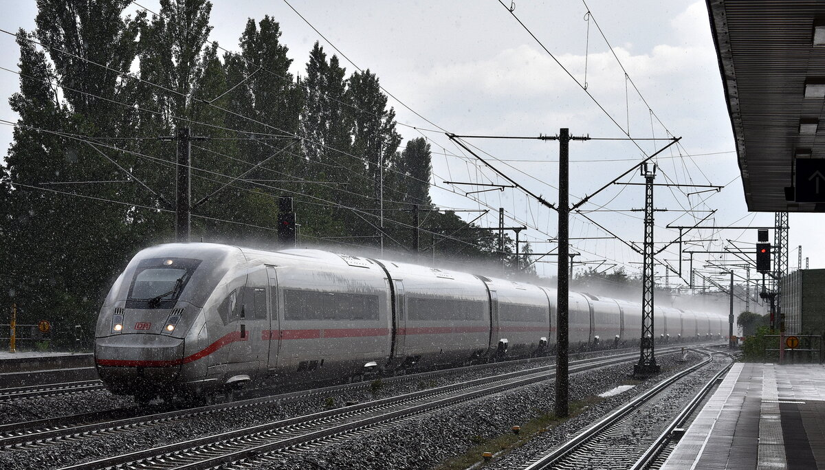 Hochgeschwindigkeit bei Starkregen, ein ICE 4 der BR 412 der DB Fernverkehr AG aus dem Süden kommend Richtung Berlin Hbf. am 22.07.25 Höhe Bahnhof Luckenwalde.