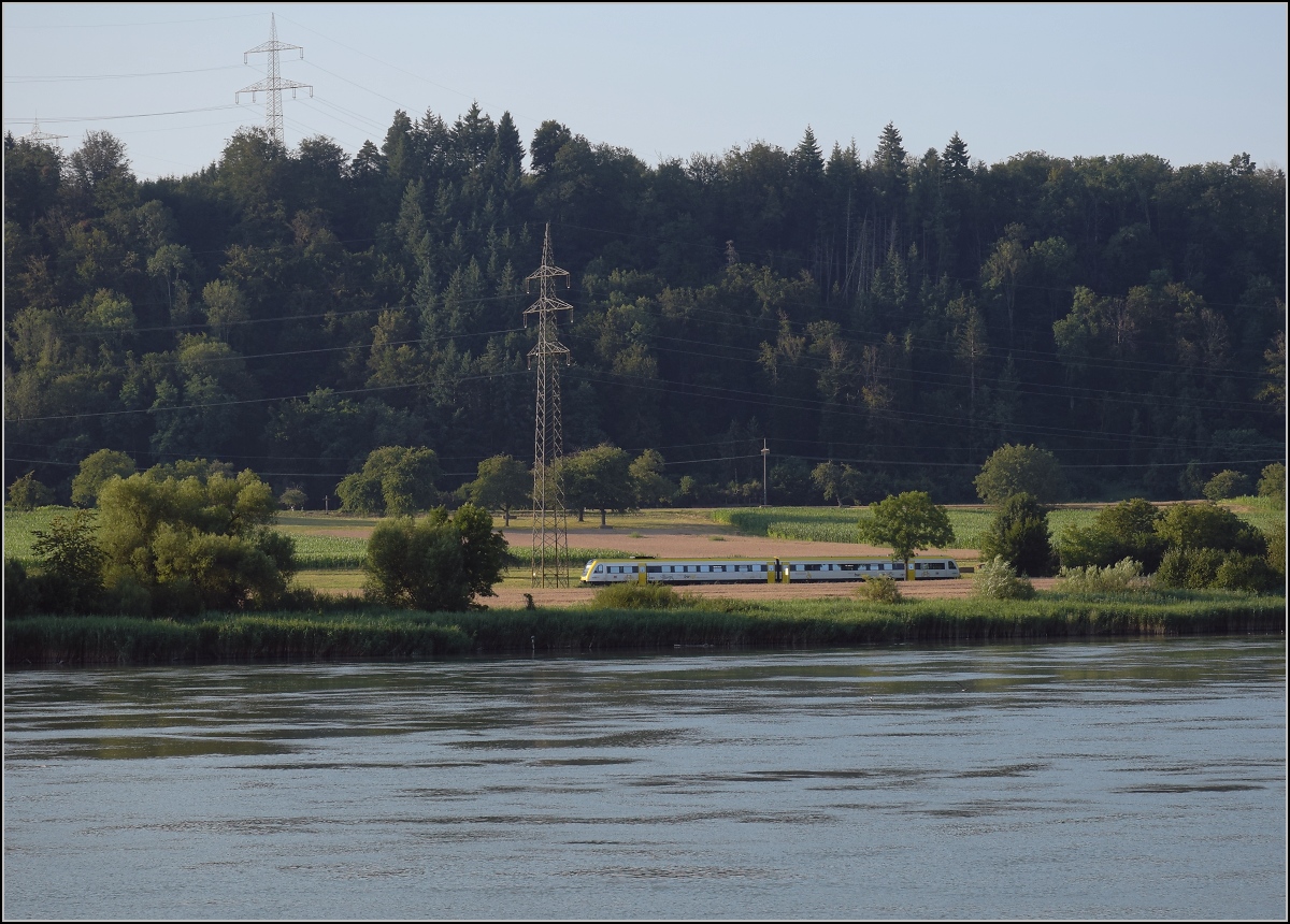 Hochwasser am Hochrhein.

Dem Dinkelberg sieht man seine Gr��e bei Schw�rstadt kaum an. Geologisch geh�rt dieser nicht zum Schwarzwald sondern vielmehr zum Jura. Davor sehen das Oberwasser des Kraftwerks Ryburg-Schw�rstadt und der 612 fast lieblich aus. M�hlin, Juli 2021. 
