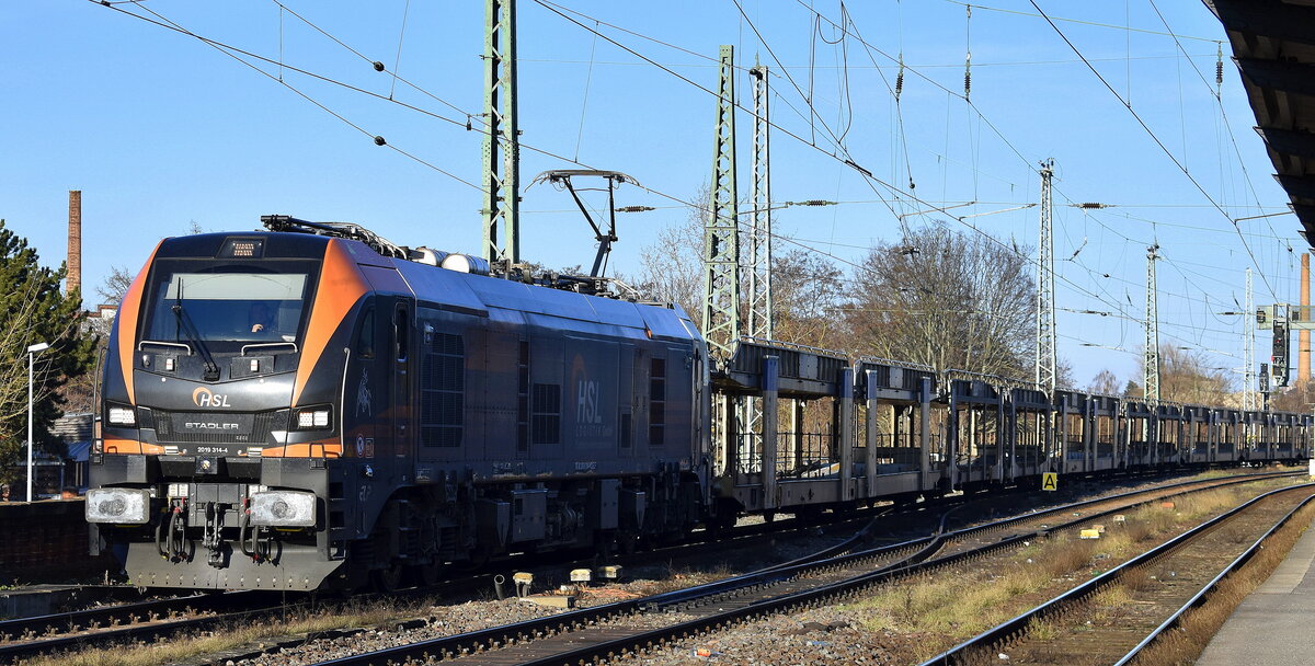 HSL Logistik GmbH, Hamburg [D] mit der geleasten ELP Euro9000 Lok  2019 314-4  [NVR-Nummer: 90 80 2019 314-4 D-ELP] und einem PKW-Transportzug (leer) am 25.02.26 Höhe Bahnhof Magdeburg-Neustadt.