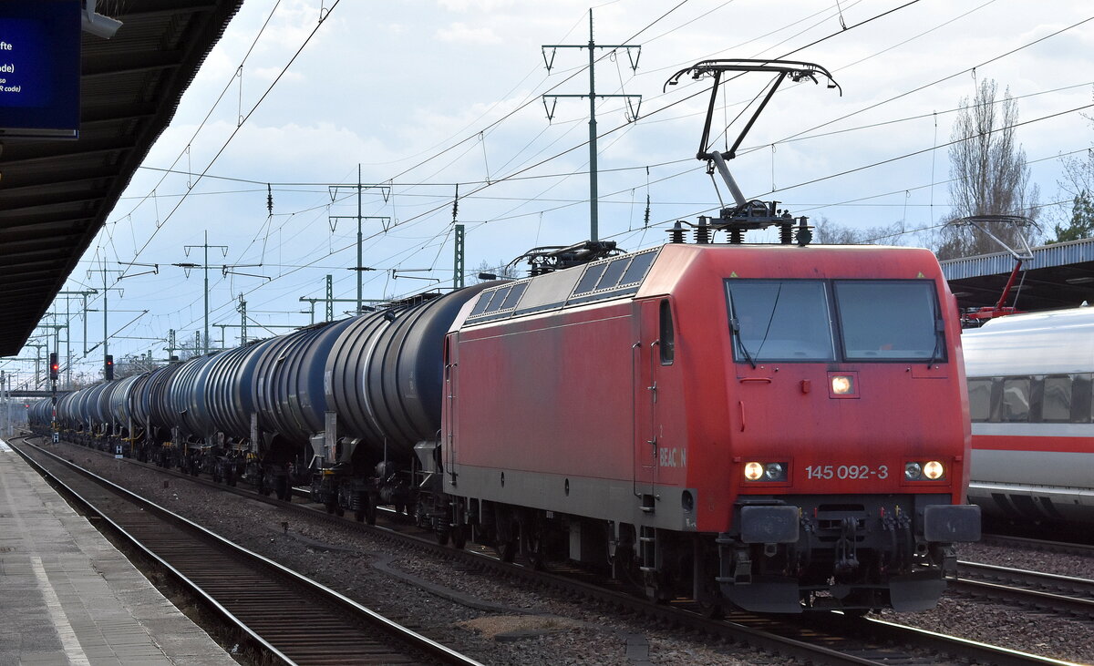 HSL Logistik GmbH, Hamburg [D] mit der geleasten  BRLL Lok  145 092-3  [NVR-Nummer: 91 80 6145 092-3 D-BRLL] und einem Kesselwagenzug (leer) Richtung Stendell am 11.03.26 Höhe Bahnhof Schönefeld bei Berlin.