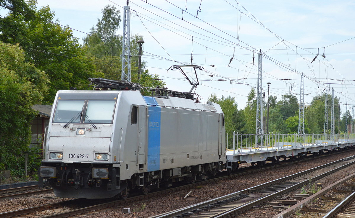 HSL mit der Railpool-Lok 186 429-7 und einem Leerzug für Nutzfahrzeug-Transporte am 08.08.17 Berlin-Hirschgarten.