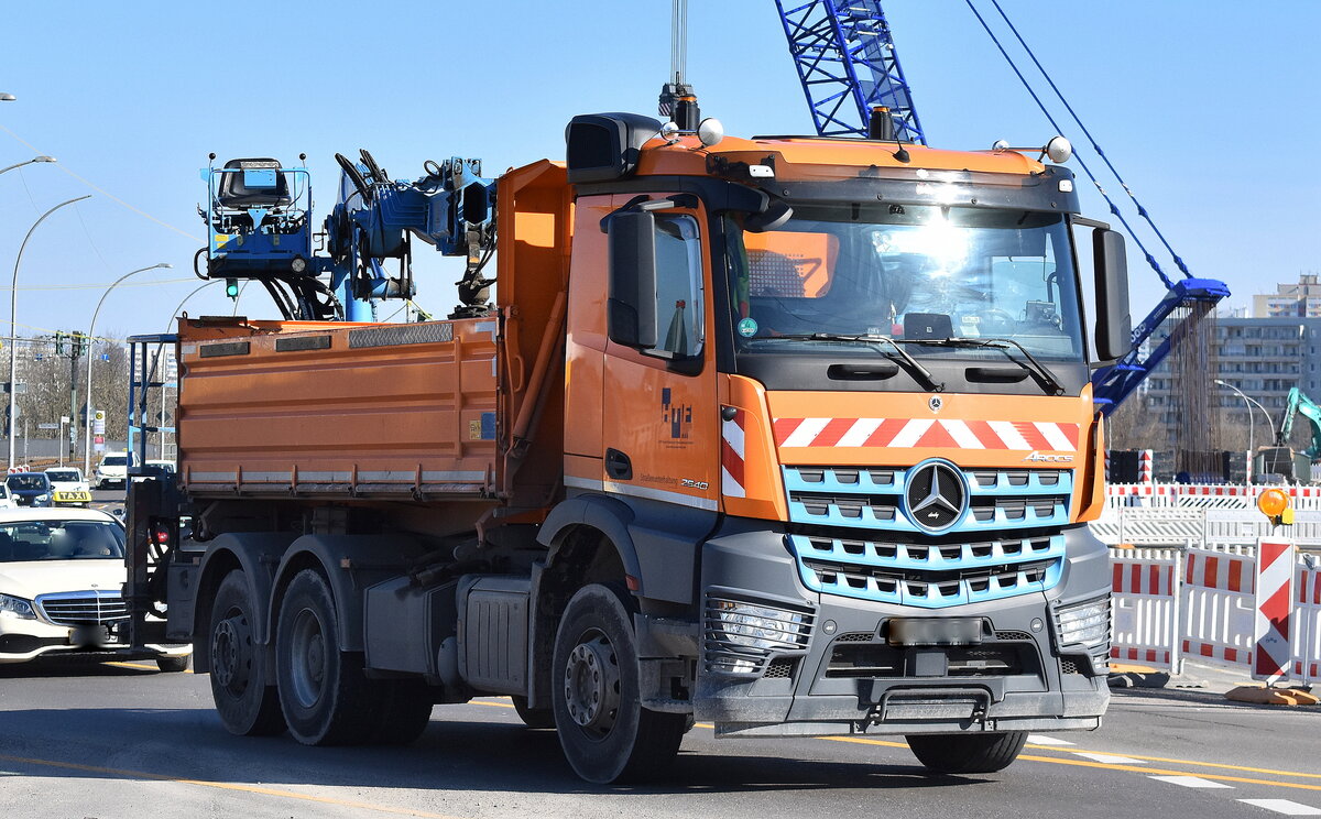 HTF-BAU Gesellschaft mbH für Hoch- und Tiefbau mit einem MB AROCS 2540 Baukipper (Selbstlader) am 03.03.25 Berlin Marzahn.