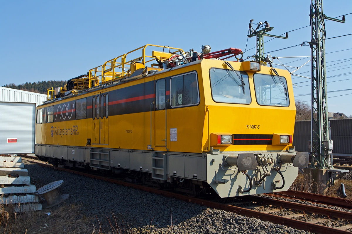 
Hubarbeitsb�hnen-Instandhaltungsfahrzeug f�r Oberleitungsanlagen (HIOB) 711 007-5 der RAILPOOL RAILSYSTEMS RP GmbH (ex DB Netz AG 711 007-5), abgestellt am 07.04.2014 beim ICE-Bahnhof Montabaur.

Bei der Baureihe 711.0 handelt es sich um neun, in den Jahren 1995 und 1996 von Windhoff in Rheine gebaute Fahrzeuge zur Entst�rung und Instandhaltung von Oberleitungsanlagen. Als Nachfolger f�r die �lteren Turmtriebwagen bestellte die DB Netz bei der Firma Windhoff neun solcher Fahrzeuge.

Die Triebwagen der Baureihe 711.0 besitzen einen �ber die gesamte Rahmenl�nge reichenden Wagenkasten in Stahlleichtbauweise. Der Wagenkasten beinhaltet einen 8.060 mm langen Werkstattraum, den F�hrerstand 1 mit 2.400 mm L�nge und den kombinierten Aufenthaltsraum mit F�hrerstand 2, hier befinden sich auch der Videoarbeitsplatz und das Vakuum WC.

Auf dem Dach der Kabine befinden sich, angefangen �ber dem F�hrerstand 1, ein Messstromabnehmer der Bauart WBL 85 dessen Anpressdruck manuell regelbar ist, es folgt die Fahrdraht- und Tragseilhebeeinrichtung von dem Hersteller Atlas, anschlie�end ist eine Hubarbeitsb�hne mit den Abmessungen 3.500 mm x 1.600 mm vorhanden, diese kann hydraulisch um 1.400 mm angehoben werden. Mit der Hubarbeitsb�hne kombinierbar ist die freischwenkbare Hubarbeitsb�hne, mit den Abmessungen 1.500 mm x 1.600 mm. Beide B�hnen erreichen im Gleichlauf eine maximale H�he �ber SO von 5.200 mm, die freischwenkbare Hubarbeitsb�hne alleine bis zu 20 m. Zuletzt ist noch eine Videokamera vorhanden, welche ein Bild des angelegten Stromabnehmers an den Videoarbeitsplatz sendet, von wo aus die Aufzeichnungen in Echtzeit kommentiert werden k�nnen.

Die  HIOB  verf�gen �ber ein Lauf- und ein Triebdrehgestell, beide sind ann�hernd baugleich und besitzen zwei durch Megifedern gef�hrte Achsen mit Monoblockr�dern. Verz�gert werden die Fahrzeuge durch eine Motor- und eine Druckluftbremse. Die selbstt�tige indirekte und die nichtselbstt�tige direkte Druckluftbremse wirken jeweils auf Graugussbremskl�tze an allen Achsen, beide Bremsen sind mehrl�sig. Zum Festhalten des stehenden Fahrzeugs ist eine elektropneumatisch gesteuerte Federspeicherbremse vorhanden.

F�r die Streckenfahrt ist ein 6-Zylinder-MAN-Dieselmotor mit Abgasturbolader und Ladeluftk�hlung vom Typ D 2876 LOH 01 vorhanden, dieser hat eine Leistung von 338 kW (460 PS) bei 1.800/min. Die Leistungs�bertragung geschieht �ber ein hydrodynamisches Getriebe auf beide Achsen des Triebdrehgestells. 
F�r die Arbeitsfahrt bzw. f�r den Antrieb der Hydraulikpumpe wurde ein 4-Zylinder-MAN-Dieselmotor vom Typ D 0824 LFL 02 mit 118 kW (160 PS) bei 2.400/min verbaut. Der erzeugte �ldruck treibt unteranderem einen in den Antriebsstrang eingebauten Hydraulikmotor an. Durch diese Bauweise ist es m�glich f�r Streckenfahrt, mit h�herer Geschwindigkeit, beide Motoren parallel zu betreiben, um so eine recht hohe Leistung zu erhalten. 

F�r den Betrieb sind zwei Stromsysteme installiert. Zur Nutzung von handels�blichen Werkzeugen ist ein Drehstromnetz 230/400 V mit 10 kVA vorhanden. Das gesamte Fahrzeug wird durch ein 24 V-Netz betrieben, das seine Energie aus Batterien und, von den Motoren angetriebene, Lichtmaschinen bezieht. Des Weiteren k�nnen die Batterien �ber einen 230 V-Fremdspannungsanschluss geladen werden. 

Gesteuert wird das Fahrzeug �ber eine integrierte Fahrzeugsteuerung von Krauss-Maffei, diese �bernimmt die Regelung, �berwachung und Diagnose aller relevanten Funktionen. Antriebs- und Bremsbefehle werden �ber einen, auf dem F�hrerpult integrierten, kombinierten Fahr-/Bremshebel erteilt. F�r deutsche Triebfahrzeuge fast selbstverst�ndlich sind herstellerseitig eine Indusi I 60R, eine Zeit/Zeit Sifa und Zugfunk. Au�erdem haben die Fahrzeugen 711 007 bis 009 eine LZB 80 eingebaut. 

Das Fahrzeug, wie auch 711 002 und 009, wurde 2009 von der DB Netz AG an die Railsystems RP GmbH verkauft.

Seine technischen M�glichkeiten:
- frei um ca.330� schwenkbare Hubarbeitsb�hne mit eine Auslegung von 20 m H�he und bis 12 m seitlich (z.B. 18 m auf 8 m seitlich)
- Scherenhub- und Montageb�hne L�nge 5,00 m, Arbeitsh�he B�hnenboden: 3,80 ࠓ 5,20m �SO
- Fahrdraht- und Tragseilanhebevorrichtung bis 8,0m �SO, seitliche Verschiebbarkeit 600 mm
- Me�stromabnehmer zur Messung der Fahrdrahtlage und Kettenwerke mit Videoaufzeichnung, nach Umbauarbeiten
- Abgasfilter f�r Tunnelarbeiten
- Arbeits- und Revisionsfahrt 0,5 - 10 km/h
Somit besitzt das Fahrzeug alle notwendigen Anlagen zur Oberleitungsmontage, Instandhaltung und Havariebeseitigung. 


Technische Daten:
Hersteller: Windhoff Bahn- und Anlagentechnik GmbH, Rheine
Fabriknummer: 2433 (am Fahrzeug konnte ich jedoch 160 727/7 lesen)
Baujahr: 1996
EBA-Nummer: EBA 95S02M 007

Spurweite: 1.435 mm
Achsformel:  2'B'
L�nge �ber Puffer: 17.240 mm
H�he:  4.680 mm (Grundstellung der Ger�te)
Breite:  3.000 mm
Drehzapfenabstand:  11.000 mm
Drehgestellachsstand:  1.800 mm
Leergewicht:  61,0 t
Dienstgewicht:  66,0 t
Radsatzfahrmasse:  max. 16,5 t
Nutzlast:  5 t      
Zul. Anh�ngelast:  80 t     
H�chstgeschwindigkeit:  120 km/h
Zul. Schleppgeschwindigkeit: 140 km/h
Zur Mitfahrt zugel. Personen: 12
Zugelassene Streckenklasse: B2 oder h�her
Traktionsleistung:  6-Zylinder-MAN-Dieselmotor mit Abgasturbolader und Ladeluftk�hlung vom Typ D 2876 LOH 01 mit einer Leistung von 338 kW (460 PS) 
Arbeitsmotor: 4-Zylinder-MAN-Dieselmotor vom Typ D 0824 LFL 02 mit 118 kW (160 PS) Leistung bei 2.400/min
Leistungs�bertragung:  hydrodynamisch (bzw. hydraulisch bei Arbeitsfahrt)
Bremse:  KE-P m. Z
Lokbremse:  Federspeicher
