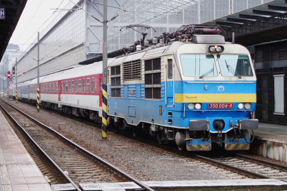 HUGO, auch bekannt als ZSSK 350 004, verlässt mit ein EC nach Budapest Keleti am 2.Jänner 2017 Praha hl.n. Inzwischen hat HUGO seinen Retrofarben verloren und das ganze Zeitalter der ZSSK Gorilas -un das deren Tschechischen Äquivalenten der Reihe 150/151-  neigt sich langsam zum Ende.
