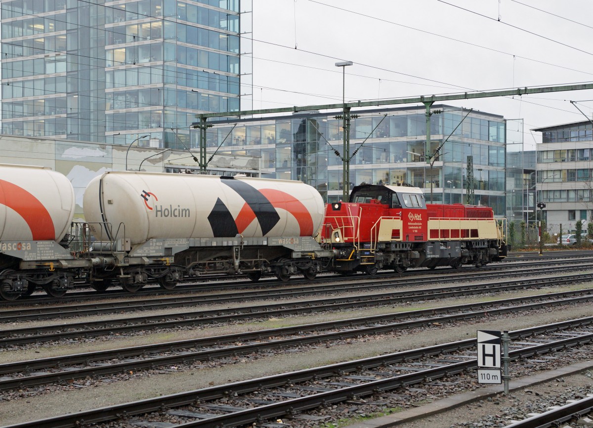 HZL: Die V 180 Gravita 15 L BB vor einem HOLCIM-BLOCKZUG in Singen am 20. November 2015 kurz vor der Abfahrt nach ????
Foto: Walter Ruetsch