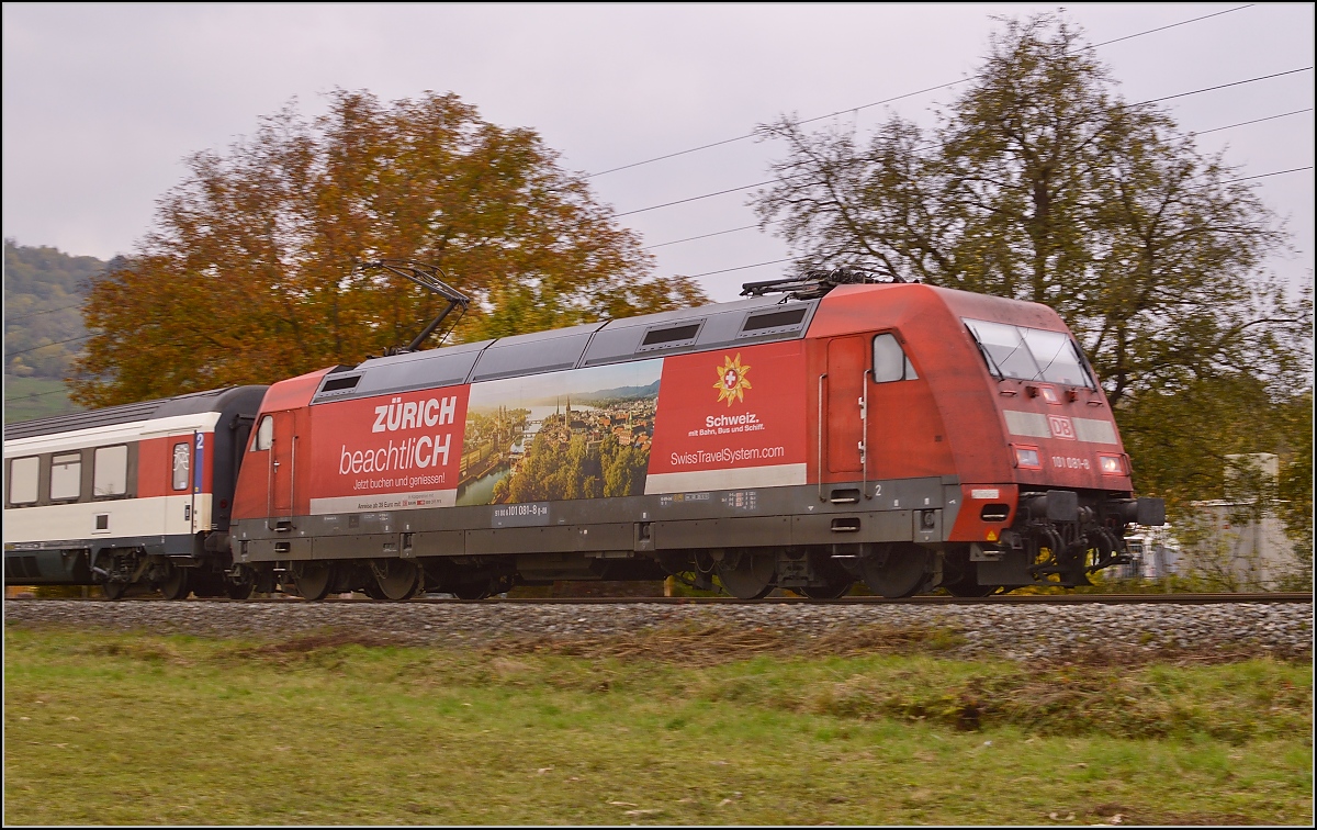 IC 280 verlässt Singen. Woher der Zug kommt, steht freundlicherweise auf der Lok schon angeschrieben. Nur der Schmutz auf der Lok steht wohl weniger für Abfahrts- und Ankunftsort, sondern für eine Zumutung aus dem Ort der Bahnverwaltung, wo Kehrwoche und Ähnliches wohl weniger bekannt sind... Oktober 2015.