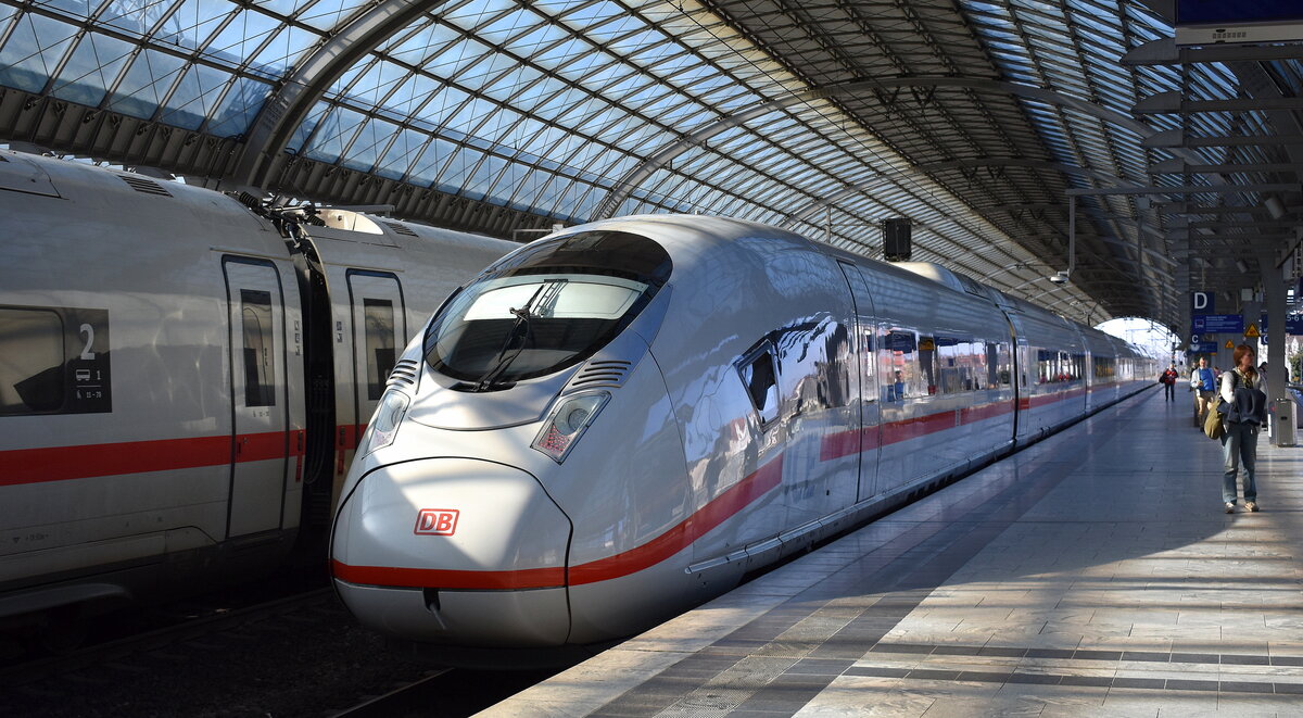 ICE 9590 nach Paris Est mit einem DB Fernverkehr ICE 3 Typ Velaro D  407 ???-?  am 06.03.25 bei der Abfahrt im Bahnhof Berlin-Spandau.