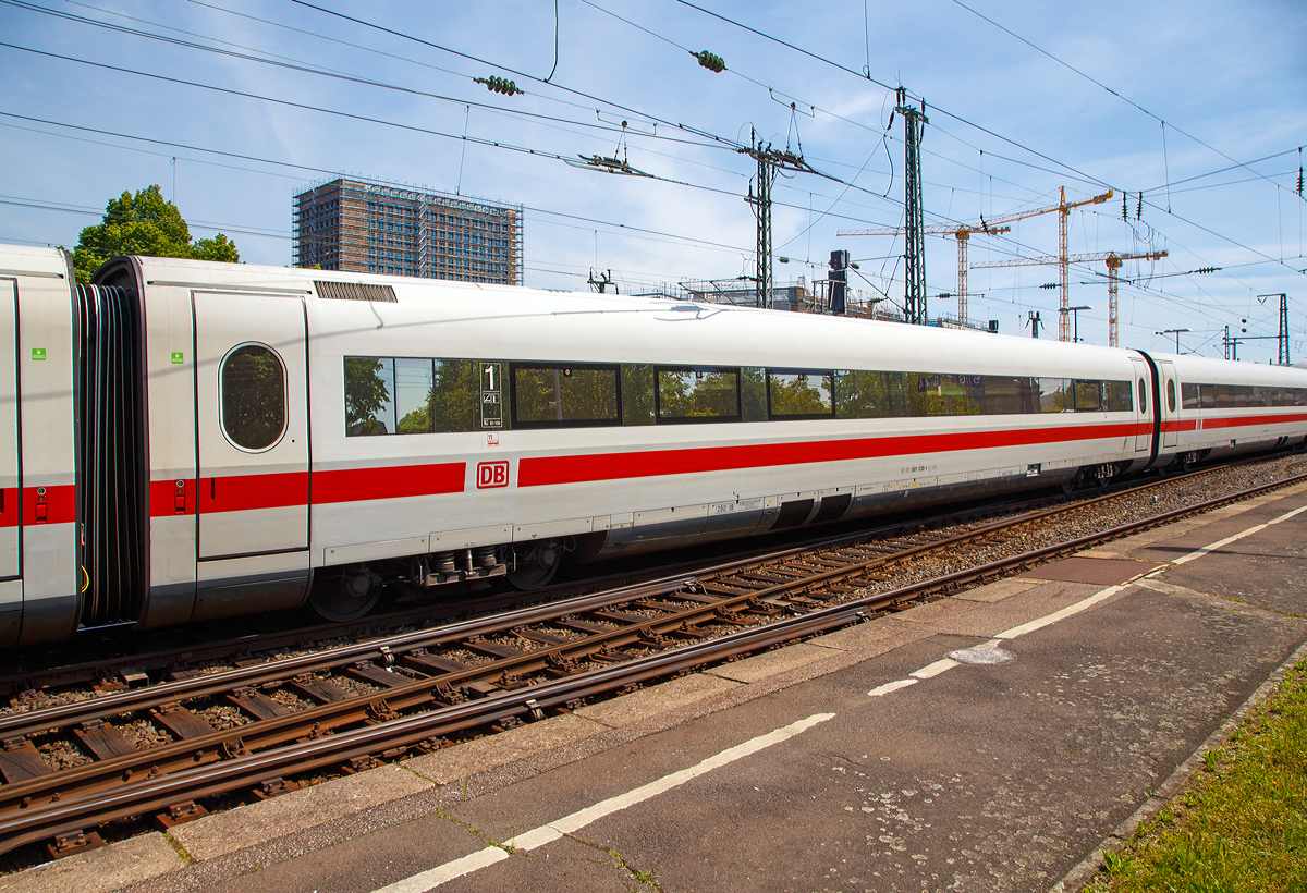 
ICE1 – 1.Klasse Mittelwagen 801 038-1 (93 80 5801 038-1 D-DB) als Wagen Nr. 11 vom ICE 1 - Tz 72  Aschaffenburg  am 01.06.2019 bei der Durchfahrt im Bahnhof Köln Messe/Deutz.

Der Wagen wurde 1991 von der Düsseldorfer Waggonfabrik AG (DUEWAG) unter der Fabriknummer 89765 gebaut.

Die 1.Klasse Mittelwagen der Baureihe 801.0, verfügten bei ihrer Auslieferung über zwei Großraumbereiche mit 2+1-Bestuhlung sowie drei geschlossene Abteile mit je fünf Sitzplätzen. Insgesamt standen 48 Sitzplätze in diesen Wagen zur Verfügung. An die Abteile schloss sich zum Wagenübergang hin eine Toilette an. Im Bereich zum Wagenübergang befanden sich auch drei Schauvitrinen, Schließfächer und verschiedene Mülleimer. Die beiden Großraumbereiche wurden durch einen Garderobenbereich getrennt. Der Sitzabstand (Reihenbestuhlung) lag bei 1.114 mm (nach dem Umbau bzw. Redesign bei 1.010 mm), die Sitzbreite lag bei 500 mm und die Breite des Mittelgangs lag bei 636 mm. 

Im Zuge der ersten ICE-1-Serie (41 Triebzüge) wurden 105 Wagen dieser Gattung bestellt.

TECHNISCHE DATEN:
Spurweite:  1.435 mm (Normalspur)
Gattung: Avmz
Länge: 26.400 mm
Drehgestelle: MD 530 (bis 300 km/h)
Achsabstand im Drehgestell: 2.500 mm
Raddurchmesser: 920 mm (neu) / 860 mm (abgenutzt)
Leergewicht:  53 t
Sitzplätze: 53 (vor Umbau 48)
