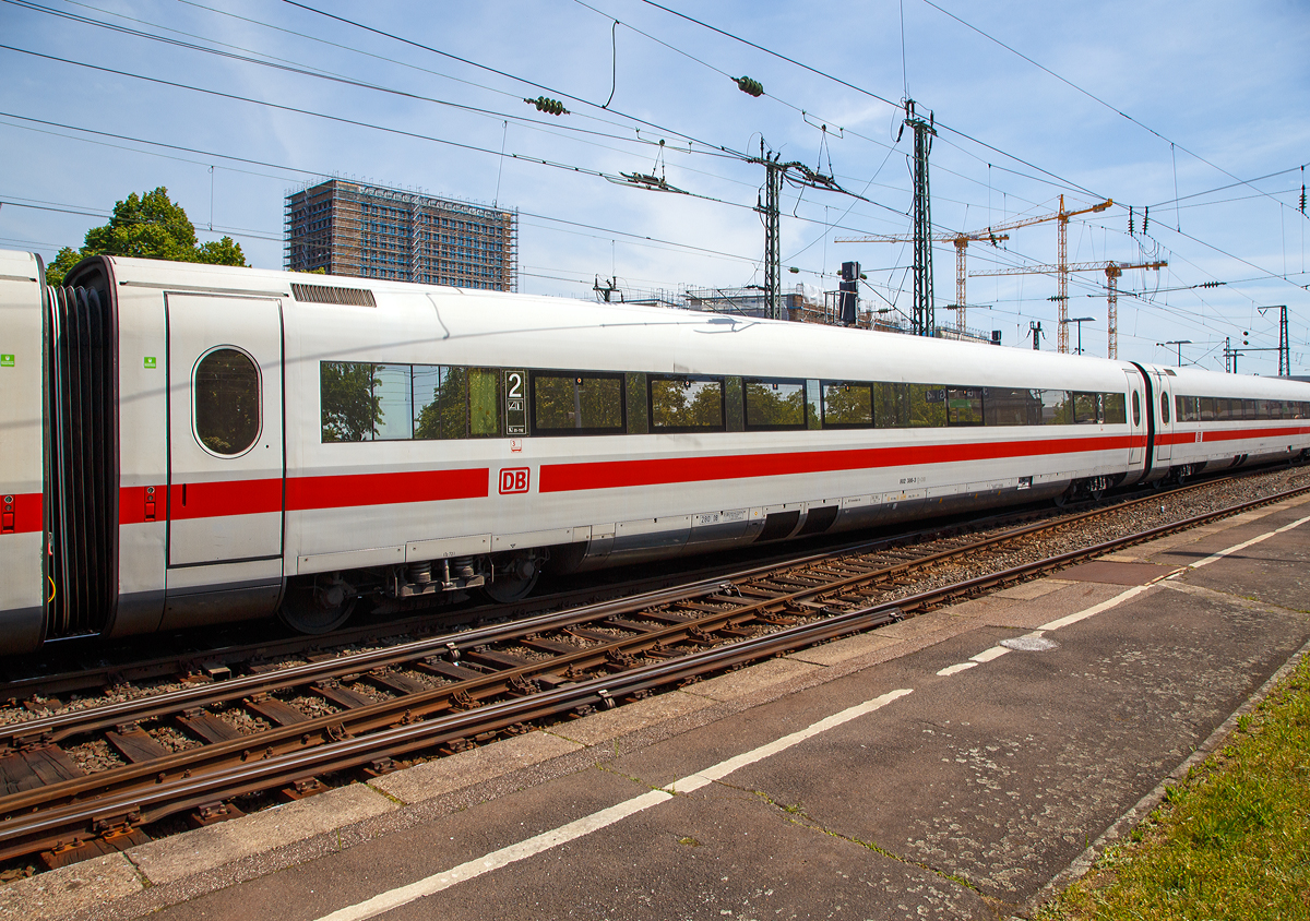 
ICE1 – 2.Klasse Mittelwagen 802 386-3 (93 80 5802 386-3 D-DB) als Wagen Nr. 3 vom ICE 1 - Tz 72  Aschaffenburg  am 01.06.2019 bei der Durchfahrt im Bahnhof Köln Messe/Deutz.

Der Wagen wurde 1991 von MAN unter der Fabriknummer 170134 gebaut.

Die 2.Klasse Mittelwagen der Baureihe 802.3 (Bvmz), verfügen über ein Großraumbereich (47 Sitzplätze) in 2+2-Bestuhlung, mit vier Tischen (mit je 4 Vis-à-vis-Plätze). In der zweiten Wagenhälfte befinden sich vier Abteile mit je sechs Sitzplätzen (= 24 Sitzplätze), sowie zwei Toiletten. So finden 71 Reisende einen Sitzplatz, vor der Modernisierung der ICE-1-Züge fanden 66 Reisende hier einen Sitzplatz. 

Der Sitzabstand im Bereich der Reihensitze lag ursprünglich bei 1.025 mm, die Rückenlehnen der zweiten Klasse ließen sich um 40 Grad verstellen. Die Sitze wiesen eine Breite von 480 mm auf.

Im Zuge der ersten ICE-1-Serie (41 Triebzüge) wurden 246 Wagen dieser Gattung bestellt.

TECHNISCHE DATEN:
Spurweite:  1.435 mm (Normalspur)
Gattung: Bvmz
Länge: 26.400 mm
Drehgestelle: MD 530 (bis 300 km/h)
Achsabstand im Drehgestell: 2.500 mm
Raddurchmesser: 920 mm (neu) / 860 mm (abgenutzt)
Leergewicht:  53 t
Sitzplätze: 71 (vor Umbau 66)
