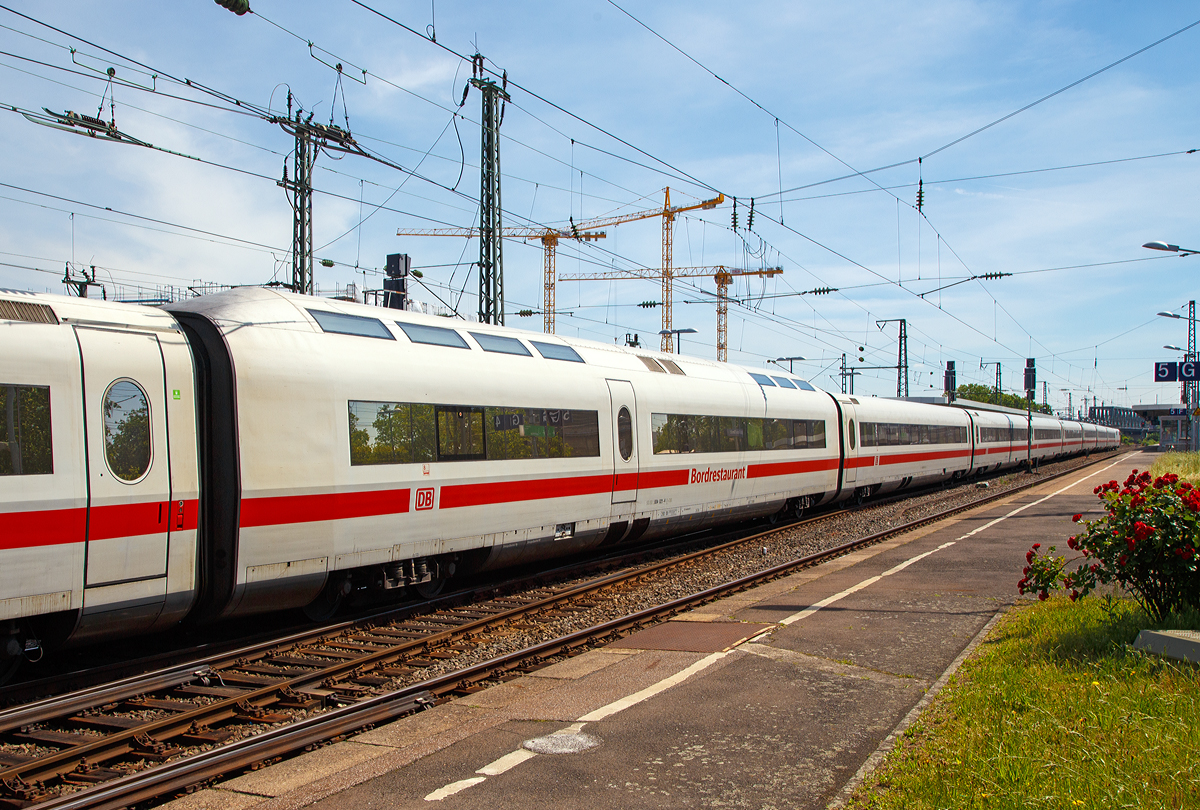 
ICE1 – Speisewagen WSmz  804 021-4 (93 80 5804 021-4 D-DB) als Wagen Nr. 8 vom ICE 1 - Tz 72  Aschaffenburg  am 01.06.2019 bei der Durchfahrt im Bahnhof Köln Messe/Deutz. Bis heute charakteristisch für den ICE 1 ist sein  Buckel -Speisewagen, der etwas höher ist als die übrigen Wagen und den ICE 1 somit leicht erkennbar macht.

Der Wagen wurde 1991 von der Waggon-Union (Berlin) unter der Fabriknummer 35645 gebaut.

Der Speisewagen (Baureihe 804, auch als Bordrestaurant bezeichnet, vormals auch BordRestaurant), nimmt insgesamt 40 Sitzplätze auf. Auf der zur ersten Klasse hingewandten Seite werden Gäste in einem Sitzplatzbereich von 24 Sitzplätzen in 2+1-Bestuhlung an acht Tischen bedient. Zur Wagenmitte schließt sich daran eine Küche (Galley) mit einem 70 Zentimeter breiten Gang für das Küchenpersonal an, die in eine Ausgabetheke für das BordBistro (ehemals auch Bord-Treff) übergeht. In diesem Selbstbedienungs-Bereich können bis zu 16 Reisende einen Sitz- sowie 10 Reisende einen Stehplatz finden.

Markantes Erkennungsmerkmal des Speisewagens im Zugverband ist das um rund 45 Zentimeter gegenüber dem Rest des Zuges erhöhte Dach. Anfangs zur Betonung des Wagens im Zugverband gedacht, wurden diese Oberlichter später zur Unterbringung zusätzlicher technischer Geräte in der Küche benötigt. Im Gegensatz zu allen anderen Wagen verfügt der Speisewagen nicht über Ein- und Ausstiegstüren für Reisende, jedoch über eine Ladetür im Bereich der Küche, die nur von innen bedient werden kann.

Im Zuge des seit 2005 laufenden Modernisierungsprogramms wurde die Galley des Speisewagens umgestaltet und mit Mikrowelle, Container-Stellplätzen sowie einer neuen Kaffeemaschine für verschiedene Heißgetränke ausgerüstet.

Es wurden 60 Wagen dieser Gattung gebaut.

TECHNISCHE DATEN:
Spurweite:  1.435 mm (Normalspur)
Gattung:  WSmz
Länge: 26.400 mm
Höhe: 4.295 mm
Breite: 3.020 mm
Drehgestelle: MD 530 (bis 300 km/h)
Achsabstand im Drehgestell: 2.500 mm
Raddurchmesser: 920 mm (neu) / 860 mm (abgenutzt)
Leergewicht:  53 t
Sitzplätze: 	24 / 16 + 10 Stehplätze
