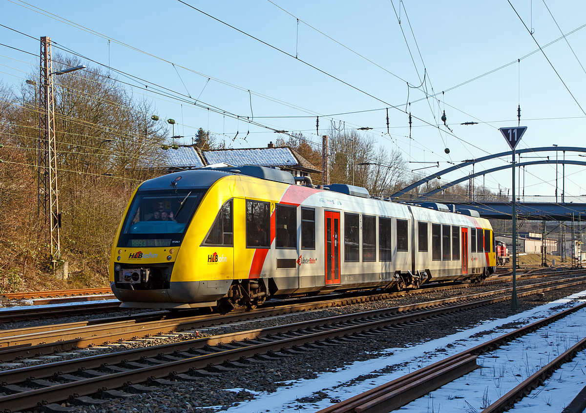 
Ich freue mich immer sehr, wenn die Tf´s so freundlich sind. Nur leider habe ich es erst zu Hause gesehen, da mir vor Ort zuvor die Brille herunter gefallen war und ich so nur den LINT im Sucher sah;-)

Der VT 254 (95 80 0648 154-2 D-HEB / 95 80 0648 654-1 D-HEB), ein Alstom Coradia LINT 41 der HLB (Hessische Landesbahn), fährt am 18.02.2018 als RB 93  Rothaarbahn  (Betzdorf - Siegen - Kreuztal - Bad Berleburg) und erreicht bald den Bahnhof Kreuztal.

Im Nachhinein einen lieben Gruß an den freundlichen Tf zurück. 
