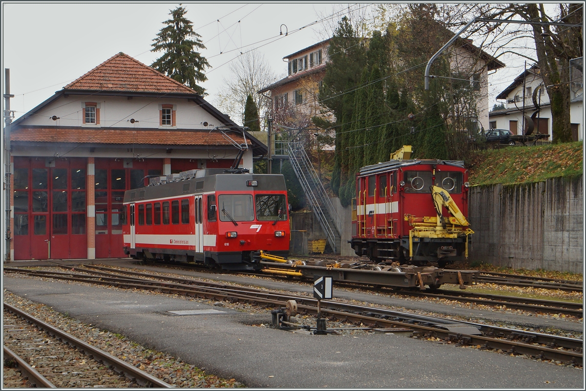 Ich glaube, ich habe noch merkwürdiges Fahrzeug gesehen, wie den Xm 509rechts im Bild in Tramelan; um so mehr gefällt mir der aufgearbeitet ex FW BDe 4/4. 
Ganz links im Bild, ist nicht wie zuerst befürchtet ein  Fleck  zu sehne, sondern die Abgase des Xm 509.  
17. Nov. 2014