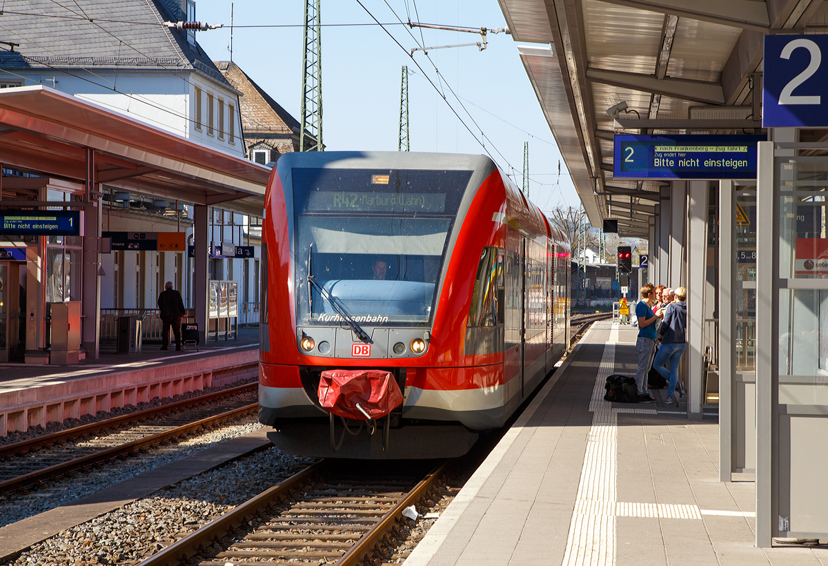 
Ich habe ja schon viele Stadler GTW 2/6 fotografiert, aber dies ist mein erster DB GTW.....
Der Stadler GTW 2/6  Hansestadt Korbach  (95 80 0946 206-9 D-DB / 95 80 0646 206-2 D-DB / 95 80 0946 706-8 D-DB) der Kurhessenbahn DB RegioNetz Verkehrs GmbH hat am 09.04.2017, als RB 42 (Bestwig - Korbach - Frankenberg - Marburg/Lahn), seine Endstadtion Marburg an der Lahn erreicht.