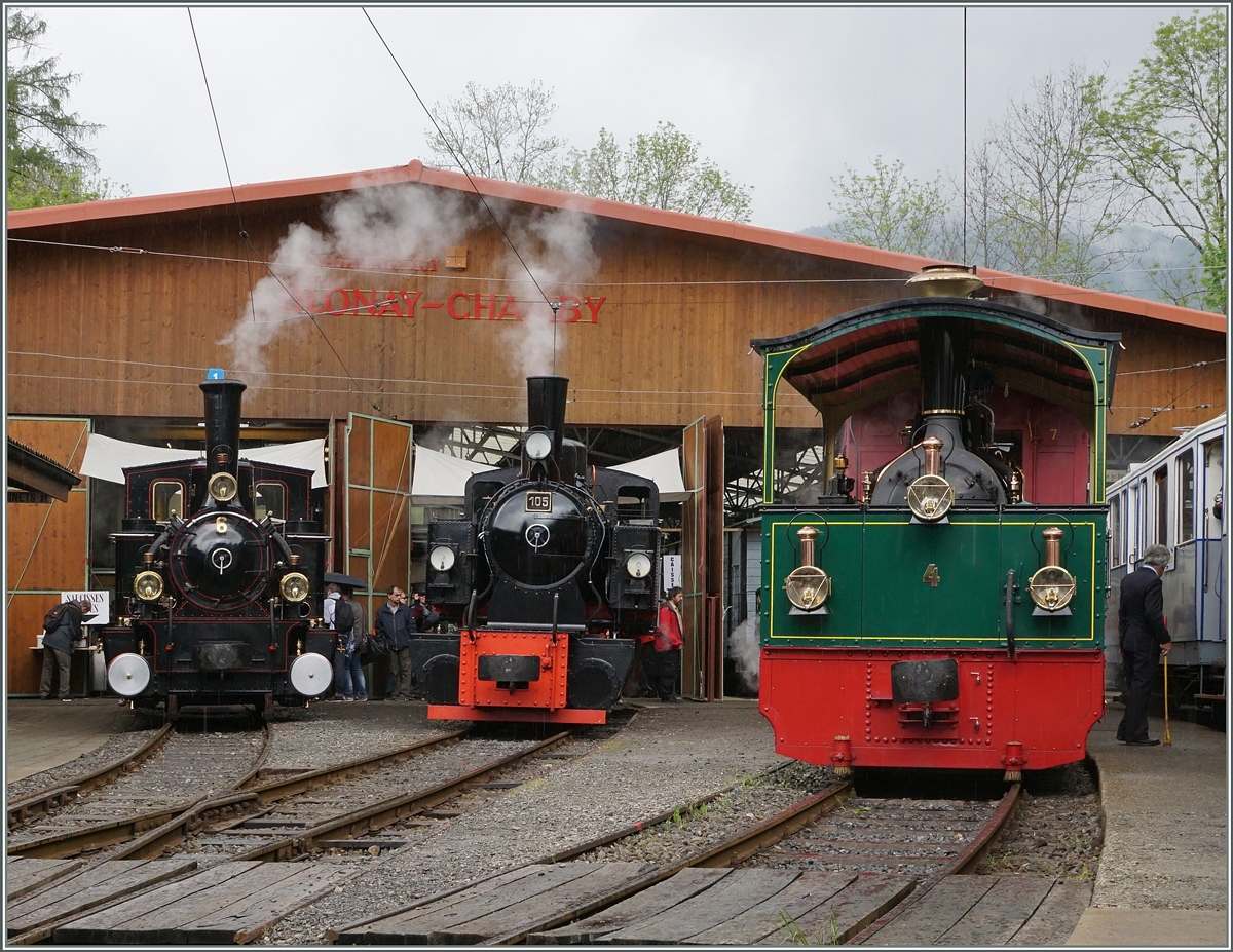 Ich muss zugeben, dass ich über den einsetzenden Mittagregen nicht unglücklich war, denn nur so konnte dieses Bild der drei Dampfloks in Chaulin ohne störendes Beiwerk gelingen.
14. Mai 2016