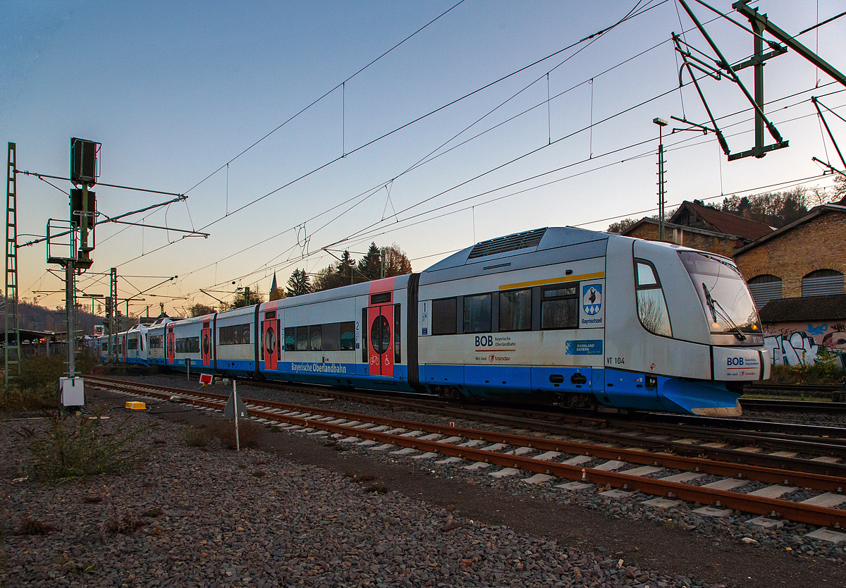 
Ich war schon sehr überrascht sie hier oben in der Mitte Deutschlands zu sehen, aber nun weiß ich warum, denn sie gehen ins Rheinland zur Regiobahn GmbH (Regionale Bahngesellschaft Kaarst-Neuss-Düsseldorf-Erkrath-Mettmann-Wuppertal mbH). 

Die Bayerische Oberlandbahn (BOB) ersetzte zwischen Juni und Juli 2020 alle 17 Integral-Züge sukzessive mit Neufahrzeugen vom Typ Alstom LINT. Gründe hierfür sind unter anderem die wesentlich höhere Umweltfreundlichkeit der Neufahrzeuge (um 86 % verringerter Stickoxid-Ausstoß gegenüber den Integral-Zügen), die zudem erhebliche Fortschritte im Fahrgastkomfort durch eine deutlich reduzierte Lärmbelastung versprechen. Auch ist die Ersatzteilversorgung für die Integral-Züge seit der Insolvenz  der Integral Verkehrstechnik AG (Jenbach) im Jahre 2001 stark eingeschränkt. Des Weiteren lassen sich die Züge der Typen Integral und LINT nicht untereinander koppeln, was gerade im Flügelungssystem der BOB unpraktisch ist. Nach der Ausmusterung wird ein Teil der Fahrzeuge an die Regiobahn GmbH in Mettmann abgegeben. Mit dem Fahrplanwechsel im Dezember 2020 sollen die Fahrzeuge dort die bisherige Fahrzeugflotte vom Typ Talent vollständig ersetzen. Dort sollen sie auf der Regiobahn-Strecke Kaarst–Düsseldorf–Mettmann eingesetzt werden. Die ersten drei Integral erreichten ihre neue Heimat in Mettmann im September 2020, wobei die Integral nur eine Übergangslösung sein sollen, da die Strecke elektrifiziert werden sollen. Und dies hier ist wohl ein weitere Lieferung:

Drei Integral S5D95 noch im Outfit und mit Registrierung der Bayerische Oberlandbahn (BOB) auf Überführungsfahrt fahren am späten Nachmittag des 27.11.2020 durch Betzdorf (Sieg) in Richtung Köln. Es waren der VT104 „Bayrischzell“, der VT111 „Tegernsee“ und der VT 109 „Gmund am Tegernsee“ 

