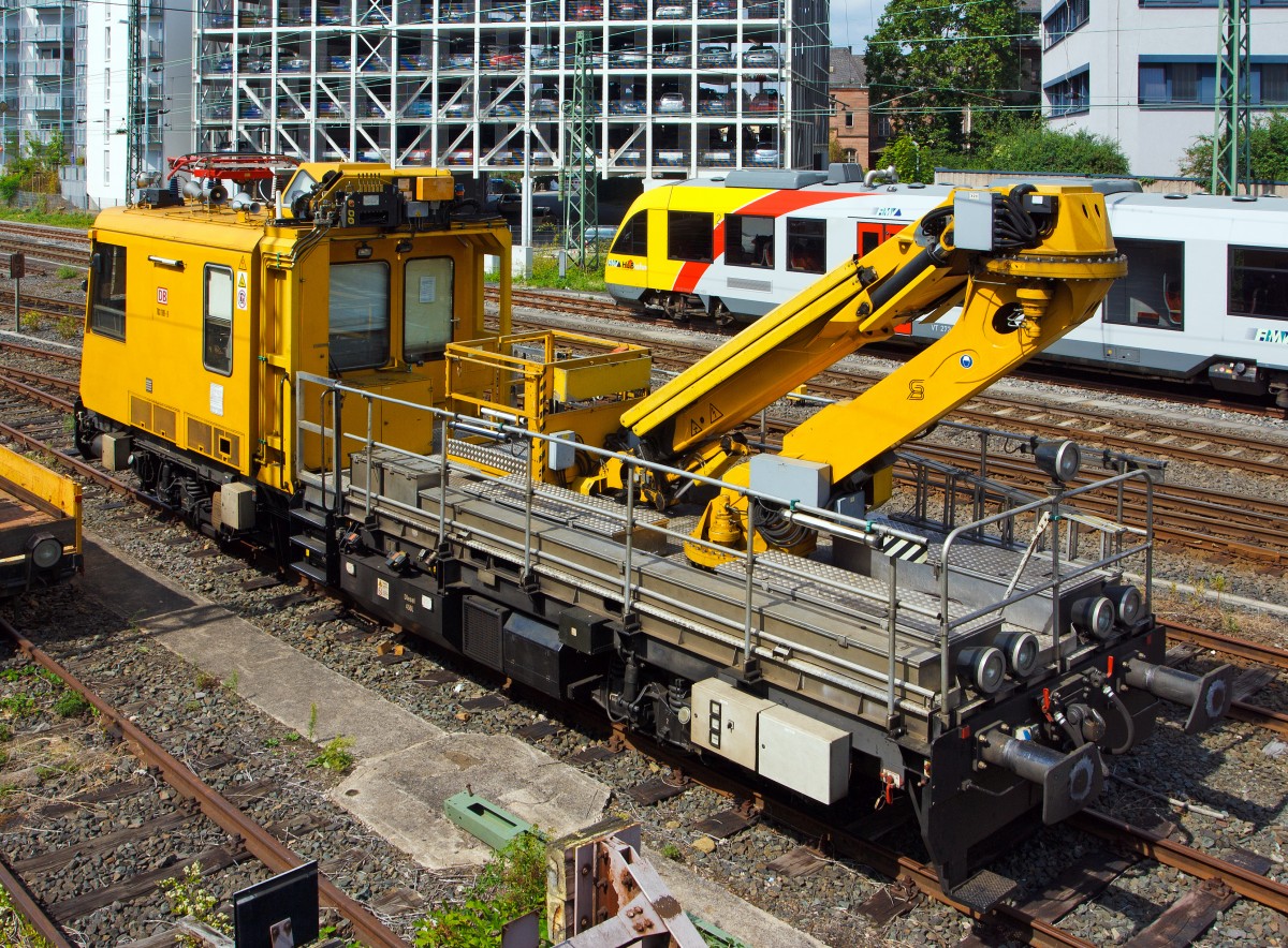 
IFO (Instandhaltungsfahrzeug für Oberleitungsanlagen) Schweres Nebenfahrzeug Nr. 703 109-9 der DB Netz AG abgestellt am 21.08.2013 in Gießen.

Das IFO wurde 2000 von Gleisbaumechanik Brandenburg /H. GmbH unter der Fabriknummer 068.009 gebaut.

Ähnlich den neun von Windhoff hergestellten zweiachsigen Fahrzeugen der BR 703.0 wurde die Gleisbaumechanik Brandenburg von der DB Netz AG beauftragt, weitere zehn solche Fahrzeuge zu fertigen (Baureihe 703.1). Dieses Instandhaltungsfahrzeug für Oberleitungsanlagen BR703.1 ist ein zweiachsiges Schienenfahrzeug der Regelbauart zur Wartung und Instandhaltung von Fahrleitungen. Basis für dieses Fahrzeug ist das sich bereits erfolgreich im Einsatz bewährte Gleisarbeitsfahrzeug GAF 200. Es gestattet die Beförderung von 8 Personen (einschl. Fahrer). Eine Aussichtskanzel zur Beobachtung des Stromabnehmers ist im Kabinendach integriert

Zur Instandhaltungsausrüstung gehören:
-  eine freischwenkbare Hubarbeitsbühne
-  Fahrdraht- und Tragseilpositionierer
-  Stromabnehmer mit Zusatzeinrichtung zum Erden des Stromabnehmers
-  sowie diverse Arbeits- und Suchscheinwerfer


Technische Daten:
Spurweite:  1.435 mm
Achsformel: B
Länge über Puffer:  14.950 mm
Achsabstand: 8.300 mm
Breite:  3.080 mm
Höhe:  4.575 mm
Eigengewicht: 39,2 t
Nutzlast: 2,5 t
Zul. Anhängelast: 45 t
Radsatzlast:  21 t
Zugel. für Streckenlasse: C2 bzw. CM2 und höher
Raddurchmesser: neu  840 mm
Max.Steigung mit 45 t Anhängelast:  40 ‰ (25 km/h)
kleinster Kurvenradius:  80 m

Tankvolumen (Diesel): 450 l
Tankvolumen (Heizöl):  100 l


Höchstgeschwindigkeit: 100 km/h
Arbeitsfahrt: 0,5 bis 10 km/h (hydrodynamischen Antrieb)

Fahrmotor: 
6-Zylinder-MAN-Dieselmotor mit Abgasturboaufladung und Ladeluftkühlung, vom Typ MAN D 2876 LOH 01, EURO 2
Leistung:  338 kW
Max. Drehzahl:  2.150 U/min
Max. Drehmoment:  2.000 Nm bei 800-1500 U/min
Verbrauch:  195 g/kWh
Partikelfilteranlage:  Partikelfiltersystem ersetzt den Schalldämpfer des Motors

Arbeitsmotor (Antrieb für Hydraulikaggregat):
4-Zylinder-MAN-Dieselmotor, vom Typ MAN D 0824 LFL 06, EURO 2
Leistung:  89 kW bei 1500 U/min
Max. Drehmoment: 590 Nm bei 1400 U/min
Verbrauch:  202 g/kWh

Getriebe:  Voith-Turbogetriebe T211 re.3