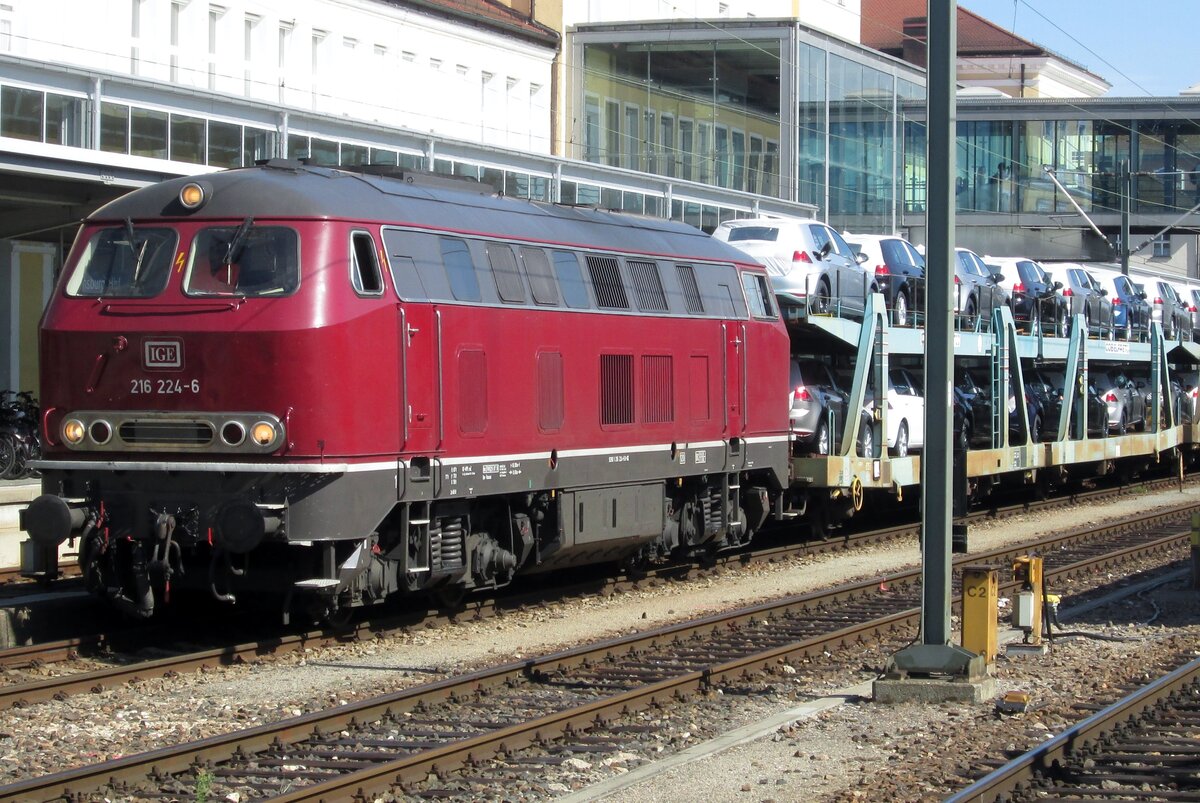 IGE 216 224 steht am 17 September 2015 mit ein ARS-Altmann PKW-Zug in Regensburg Hbf. 