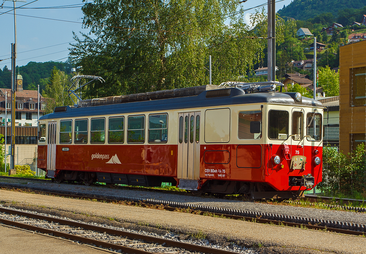 
Ihn gibt es leider auch schon nicht mehr .....
Der Gepäcktriebwagen CEV BDeh 2/4 Nr. 75 der MVR (Transports Montreux–Vevey–Riviera), ex CEV (Chemins de fer électriques Veveysans) war am 27.05.2012 in Blonay abgestellt. 

Leider ist recht wenig im Netz über diese Triebwagenserie zu finden, etwas konnte ich aber zusammentragen. Die Triebwagen für den gemischten Einsatz auf Adhäsions- und Zahnradstrecken ausgerüstet. Es wurden 1970 eine Serie von 4 Stück  (Triebwagen 71 bis 74) von SWP (Schindler Waggon Pratteln) gebaut, die elektrische Ausrüstung lieferte SAAS (Société Anonyme des Ateliers de Sécheron) und die Motoren kamen von BBC. Im Jahr 1983 wurde ein fünfter (dieser Nr. 75) auch von SWP, SAAS, BBC gebaut. 

Der Triebwagen 71 wurde 1999 (als Beh2/4 71) zusammen mit dem Steuerwagen Bt 224 zum „Train des Etoiles“ umgebaut. Der Triebwagen 72 wurde 2002 zum Beh2/4 72 „Astro Pléiades“ umgebaut. Die Triebwagen 73 und 74 wurden 2017 abgebrochen (verschrottet) und der Triebwagen 75 folgte leider auch im Mai 2018. Und so sind sie auch leider verschwunden.

Die Triebwagen hatten beidseitig einen geschlossenen Führerstand, an den talseitig die Einstiegsplattform anschloss. An den bergseitigen Führerstand schloss das Gepäckabteil an, dann folgte die Einstiegsplattform. Der bergseitige Führerstand hat eine Stirnwandtüre, die dem Personal einen Wechsel in den Vorstellwagen erlaubte. Die Triebwagen hatten nur ein 2. Klasse Abteil mit 48 Sitzplätzen und 52 Stehplätze.

TECHNISCHE DATEN:
Baujahre: 1970 (71-74) und 1983 (75)
Spurweite: 1.000 mm (Schmalspur)
Achsfolge:	(1 Az) (1 Az)
Zahnstangensystem: Strub
Länge über Puffer: 17.600 mm
Gewicht : 32.8 t
Höchstgeschwindigkeit :50 km/h (Adhäsion) / 22 km/h (Zahnrad)
Fahrleitungsspannung: 850 V DC (Gleichstrom)
