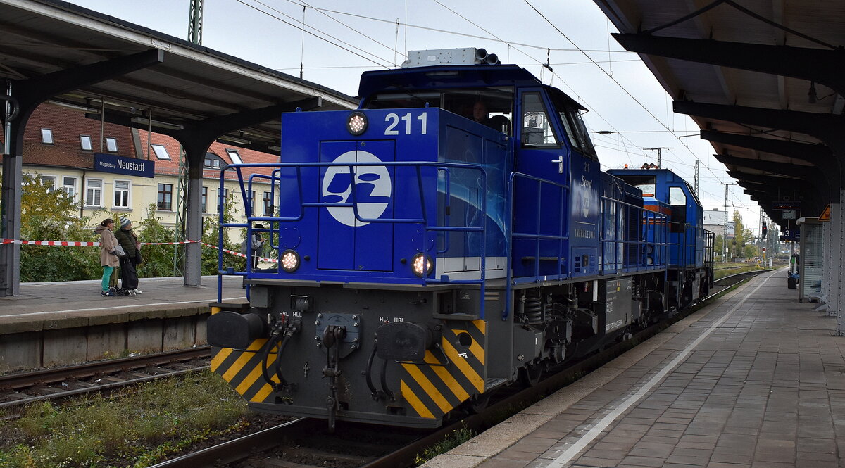 IL - InfraLeuna GmbH, Leuna [D] mit ihrer Mak G 1206 Lok   211  [NVR-Nummer: 92 80 1275 014-9 D-LEUNA] mit der �berf�hrung von der Hybridlok der Hanseatisches Bahn Contor GmbH der Prima H3 Name:  Stiefel 33  (NVR.  90 80 1002 033-1 D-HBC ), seitlich stand an der T�r  skw Piesteritz 3  die wohl in Lutherstadt Wittenberg als Werklok zum Einsatz kommen wird, am 29.10.26 Durchfahrt Bahnhof Magdeburg Neustadt.