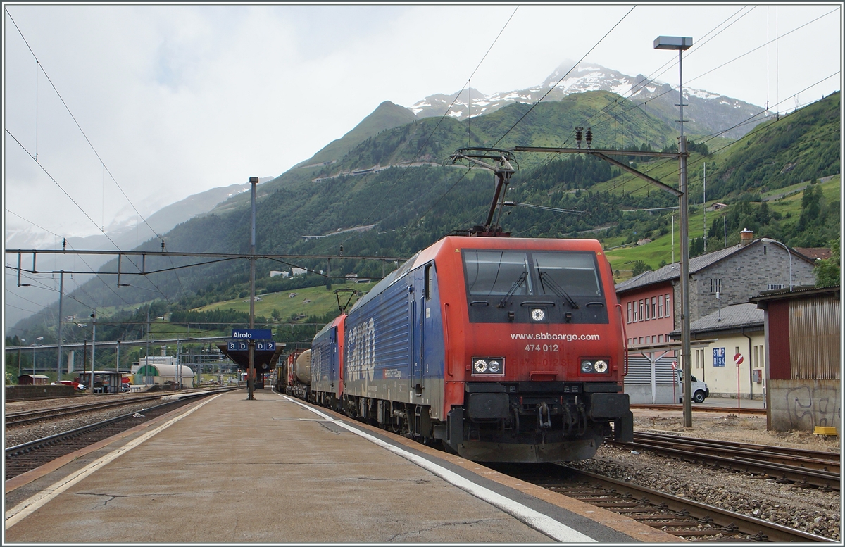  Il San Gottardo  heisst hier in Airolo das wolkenverhangene Gebirge im Hintergrund, welches die beiden Re 474 012 und 013 gerade durch den Gotthardtunnel unterfahren haben. Der etwas böige Nordwind vertrieb zumindest in Airolo die angekündigten 27°, die ich dann am späten Nachmittag in Locarno fand.
23. Juni 2015