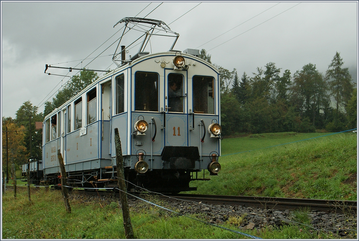  Il y a 50 ans... Le Blonay-Chamby  (50 Jahre Blonay Chamby Museumsbahn) - dazu gab es eine passende Fahrzeugparade mit Rollmaterial der Region: Ein Bijoux: der MOB Triebwagen N� 11! 
Bei Chaulin, den 17. Sept. 2016