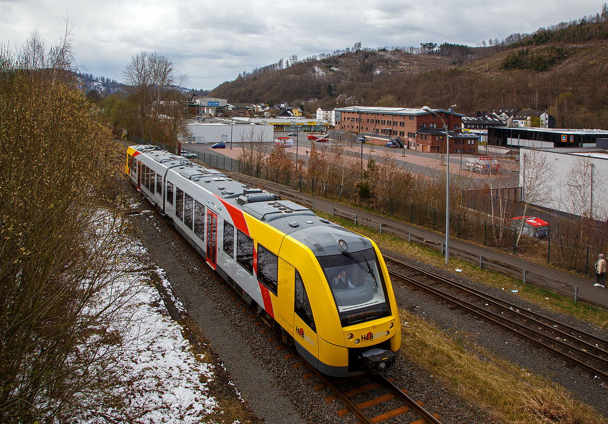 Im April noch ein Hauch von Winter....
Der VT 505 (95 80 1648 105-2 D-HEB / 95 80 1648 605-1 D-HEB) der HLB (Hessische Landesbahn GmbH), ein Alstom Coradia LINT 41 der neuen Generation, verlässt am 03.04.2022, als RB 96  Hellertalbahn  (Betzdorf - Herdorf - Neunkirchen - Haiger - Dillenburg), den Bahnhof Herdorf und fährt weitern Richtung Dillenburg.

Nochmals einen lieben Gruß an den netten Tfr zurück, der mich hier mit Handzeichen freundlich grüßte.
