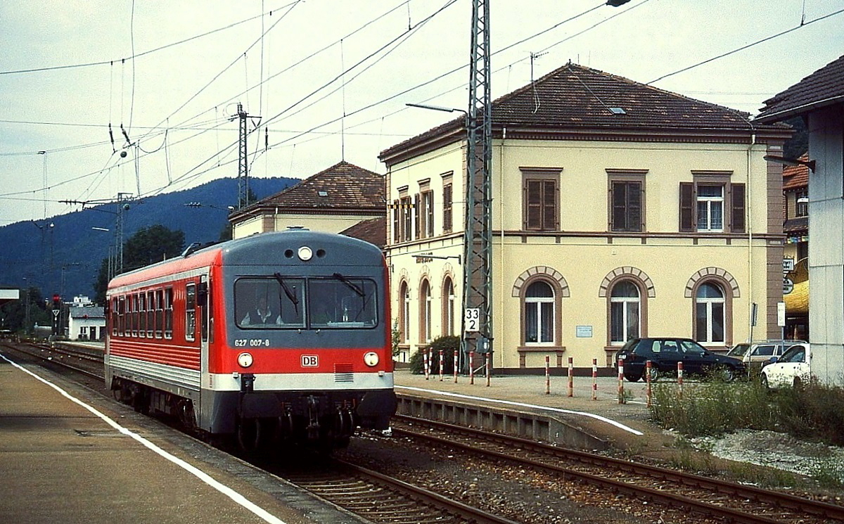 Im August 1998 verläßt der 627 007-8 den Bahnhof Hausach an der Schwarzwaldbahn in Richtung Freudenstadt