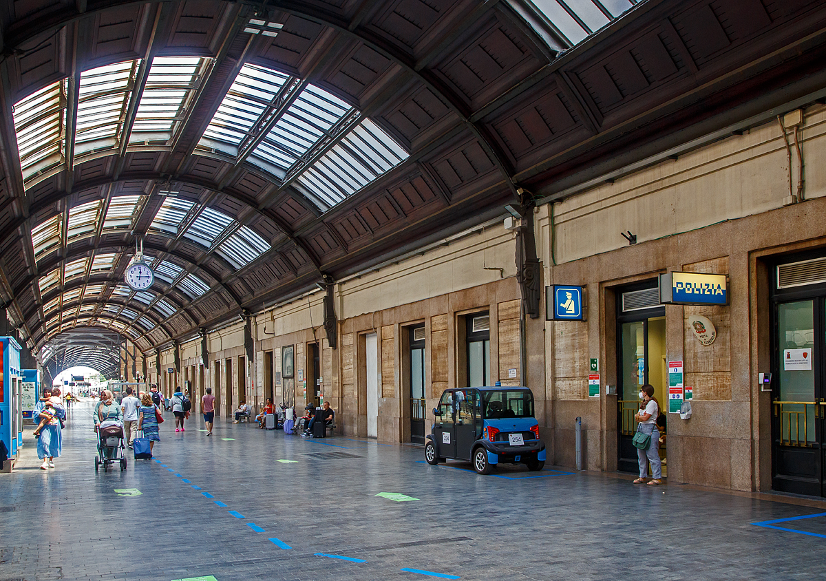 Im Bahnhof Milano Centrale am 12.07.2022.
Hier der Übergang von den Haupt-Kopfgleisen (03 bis 21) zu den Neben-Kopfgleisen (23 und 24).
