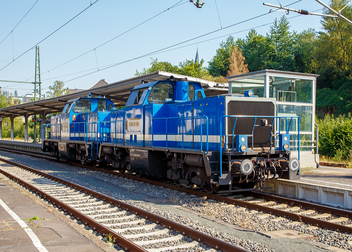 
Im Doppelpack beim Manöver in Betzdorf (Sieg) am 25.07.2019, die V100-SP-028 (92 80 1214 018-4 D-SLG)  und die V100-SP-026 (92 80 1214 016-8 D-SLG) der SLG - Spitzke Logistik GmbH. 

Die Loks (Umbau aus ex DB V 100.20):
Vorne die V100-SP-026 alias 214 016-8 wurde als DB V 100 2152 von Henschel 1964 unter der Fabriknummer 30838 gebaut. Zum 01.01.1968  erfolgte die Umzeichnung in DB 212 152-3, als diese fuhr sie bis zur Ausmusterung 1997. 
Hinten die V100-SP-028 alias 214 018-4 wurde als DB V 100 2157 ebenfalls von  Henschel 1964 unter der Fabriknummer 30843 gebaut. Zum 01.01.1968  erfolgte die Umzeichnung in DB 212 157-2, als diese fuhr sie bis zur Ausmusterung 2001.

Im Jahr 2002 gingen beide V 100.20 an ALS - ALSTOM Lokomotiven Service GmbH in Stendal, dort wurden sie 2008 bzw. 2009 gemäß Umbaukonzept  BR 214  umgebaut. 2009 gingen beide Loks an die DB Regio AG - Regio Mittelfranken in Nürnberg  als DB 214 016-8 und DB 1214 018-4.  Im Jahr 2016 kaufte die Spitzke Logistik GmbH beide Los.
