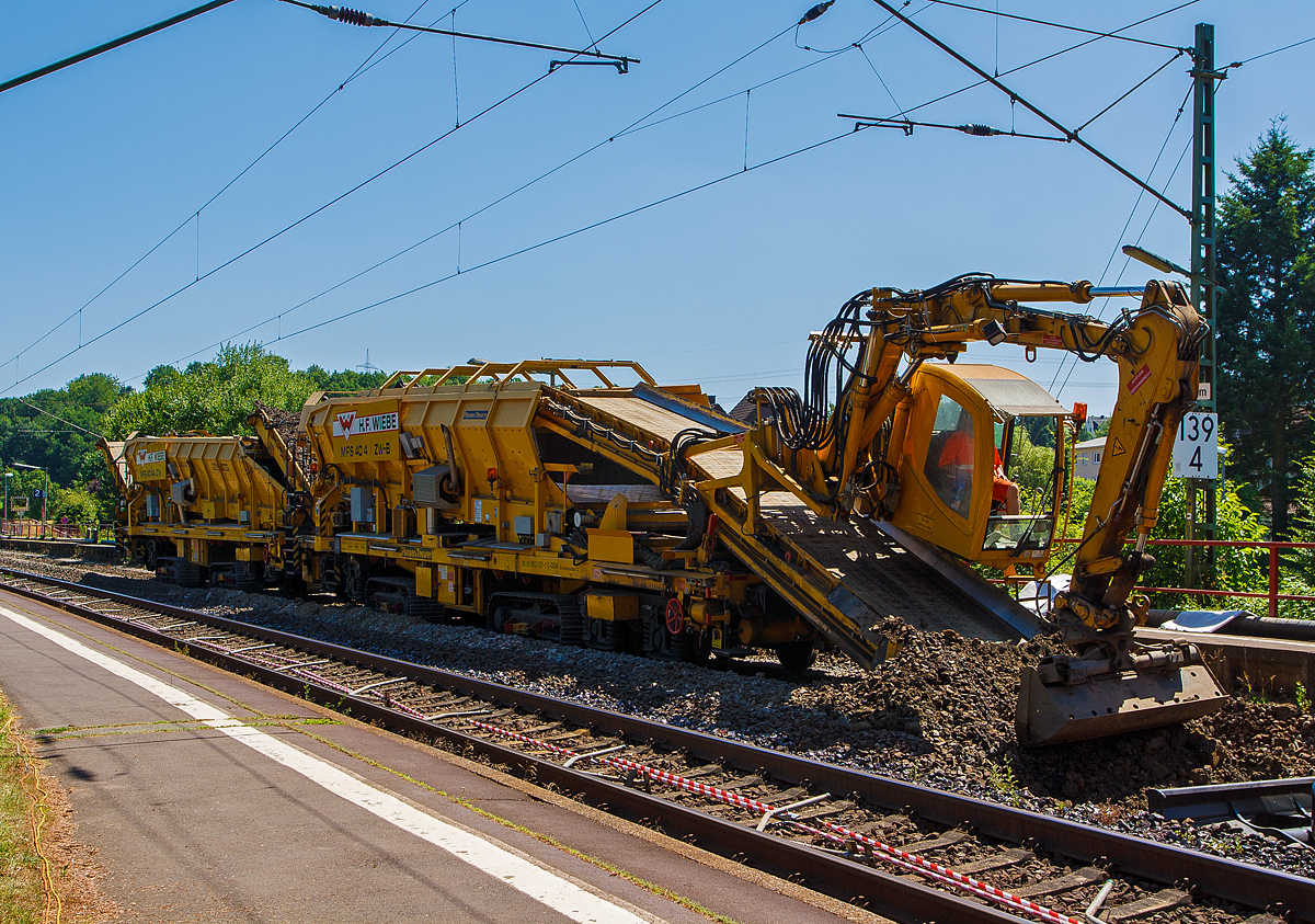 Im Einsatz am 20.07.2013 im Bf. Katzenfurt (Lahn-Dill-Kreis) an der KBS 445  Dillstrecke , die Plasser & Theurer Zweiwege-Material-Förder- und Siloeinheiten der GBM Wiebe Gleisbaumaschinen GmbH (zur H.F. Wiebe), vorne der MFS 40/4-ZW-B (mit Bagger), Schweres Nebenfahrzeug 90 80 9052 001-1 D-GBM (ex 97 19 13 501 57-5) und dahinter der MFS 40/4-A-ZW, Schweres Nebenfahrzeug 99 80 9052 002-9 D-GBM (ex 97 19 13 502 57-3). Der MFS 40/4-ZW-B übergibt gerade den Aushub an den MFS 40/4-ZW-A.

Beide wurden 2009 von Plasser & Theurer gebaut und an die Wiebe Gleisbaumaschinen GmbH (Achim) geliefert, der MFS 40/4-ZW-B (90 80 9052 001-1 D-GBM) unter der Fabriknummer 5479 und der MFS 40/4-A-ZW (99 80 9052 002-9 D-GBM) unter der Fabriknummer 5480.

Die beiden Maschinenteile sind für den gleislosen Einsatz konzipiert. MFS 40/4-ZW-B ist, im Bereich des Beladebandes, mit einem Bagger ausgerüstet, mit dessen Hilfe das vorhandene Planum/Aushub aufgenommen und über das Förderband in den Bunker befördert und gespeichert wird. Ist der Bunker fast voll, fährt der ebenfalls mit Raupenfahrwerken ausgestatteten MFS 40/4-ZW-A heran und der Aushub wird an ihn übergeben. Der MFS 40/4-ZW-B kann kontinuierlich weiter arbeiten, während nun der MFS 40/4-ZW-A, in der Zwischenzeit das Material auf im Gleis stehende gleisgebundene MFS, bringt und an diese übergibt. Die MFS sind mit einer eigenen Energieversorgungseinheit ausgestattet, wodurch ein individueller, also voneinander unabhängiger, Einsatz gewährleistet ist.  

Die MSF-ZW können sich durch seine beiden selbstständig angetriebenen Raupenfahrwerke im gleislosen Baustellenbereich fortbewegen, bzw. durch seine beiden Laufdrehgestelle, vorausgesetzt er besitzt vor sich einen MFS oder einen Schutzwagen mit Auflagerbock für vorragendes Schwenkband, in Züge eingestellt werden.