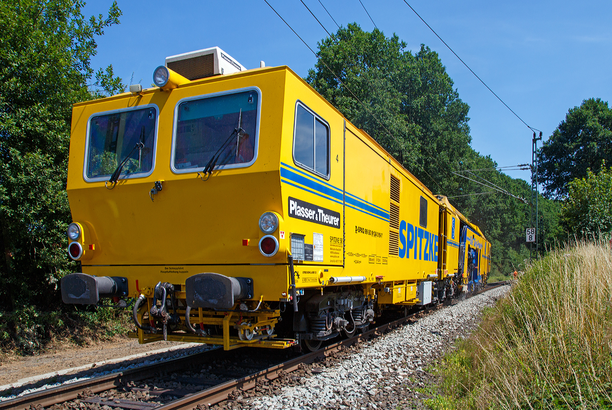 
Im Einsatz....
Die Plasser & Theurer Universal-Stopfmaschinen Unimat 09-4x4/4S (Schweres Nebenfahrzeug Nr. D-SPAG 99 80 9124 019-7) der Spitzke SE (Großbeeren) am 02.08.2015 auf der Siegstrecke (KBS 460) bei Windeck-Schladern. Hier zwischen  Schladern und Rosbach (2 km) ist die Siegstrecke, durch die Auswirkungen des 2 Weltkrieges nur eingleisig, da die zerstörte Brücken nur eingleisig wieder aufgebaut wurden.

Die Stopfmaschinen wurde 2014 von Plasser & Theurer unter der Fabriknummer 6009 gebaut.

Die Unimat 09-4x4/4S – schließt die Lücke zwischen den kompakten und den großen Universal-Stopfmaschinen von Plasser & Theurer.

Die Universalstopfmaschine Unimat 09-4x4/4S für Gleise und Weichen verfügt über vier unabhängig voneinander arbeitende Stopfaggregate mit insgesamt 16 Stopfpickeln. Bei der Gleisdurcharbeitung ist kontinuierliches Fahren und zyklisches Stopfen bis weit in den Weichenbereich hinein möglich.
Hervorragende Stopfleistung durch kontinuierliche Arbeitsweise sowie vielfach bewährte Komponenten, wie z.B. das Universal-Stopfaggregat, 4-Strang-Stopfung und 3-Strang-Hebung für Gleisen und Weichen, zeichnen den neuen Unimat 09-4x4/4S aus. Die bewährte Einschwellen-Stopftechnik ist hier in eine neue Maschine integriert. Geringere Achslasten ermöglichen einen größeren Einsatzradius.

Die Universal-Stopfmaschine erreicht mit der vollständigen Unterstopfung einer Weiche eine nachhaltige Lagestabilität. Dafür entwickelte Plasser & Theurer eine Reihe von Technologien: einerseits seitenverschiebbare und drehbare Stopfaggregate sowie einzeln schwenkbare Stopfpickel und andererseits Hebe- und Richtaggregate wie auch Hebehaken für sicheres Anheben. All das ermöglicht eine vollständige und sichere Weichenbearbeitung dank der einfachen Verstellbarkeit der vielen Einstellmöglichkeiten.

Präzise Messsysteme sind in den Unimat 09-4x4/4S integriert, ein Beispiel: der Bogenlaser CAL, zur Verlängerung der Messbasis auch in Radien. Zur umfassenden Steuerung der Messsysteme während der Arbeit sorgt der Automatische Leitcomputer WIN-ALC.

Technische Daten Stopfmaschinen Unimat 09-4x4/4S:
Spurweite: 1.435 mm
Achsanzahl: 8
Länge über Puffer: 33.440 mm
Drehzapfenabstände: 10.000 mm / 4.550 mm / 11.250 mm
Achsabstände in den Drehgestellen: 1.800 mm
Breite: 3.000 mm
Höhe zur Schienenoberkante: 3.743 mm
Eigengewicht: 135 t
Raddurchmesser: 920 mm
Motorleistung: 597 kW
Höchstgeschwindigkeit bei Eigenfahrt: 100 km/h
zul. Geschwindigkeit geschleppt: 100 km/h
Maximale Steigung: 40 ‰
Kleister befahrbarer Gleisbogen: R 120 m

Arbeitsleistung bei Durcharbeitung im Gleis: 800 m/h
Arbeitsleistung bei Umbaustopfung im Gleis: 500 m/h
Arbeitsleistung bei Durcharbeitung von Weichen: 6 Stück/10 h
Arbeitsleistung bei Umbaustopfung von Weichen: 3 Stück/10 h
Arbeiten in Überhöhung: 160 mm
Mindestradius beim Stopfen und Richten: 160 m
