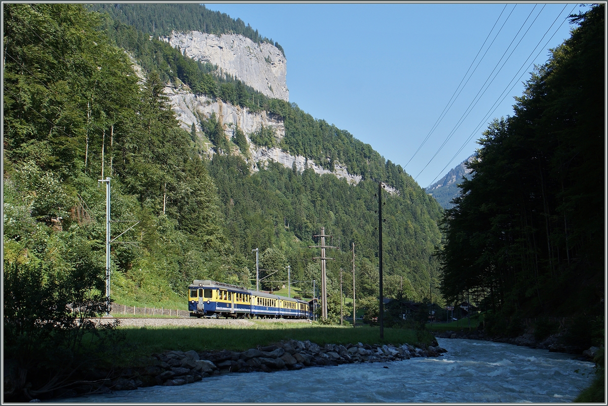 Im engen Tal bei Sandweid h�lt sich der Schatten fast bis zum Mittag. Doch der BOB Regionalzug 153 nach Lauterbrunnen mit dem ABeh 4/4 305 an der Spitze hat den Schatten schon hinter sich gelassen. 7. August 2015