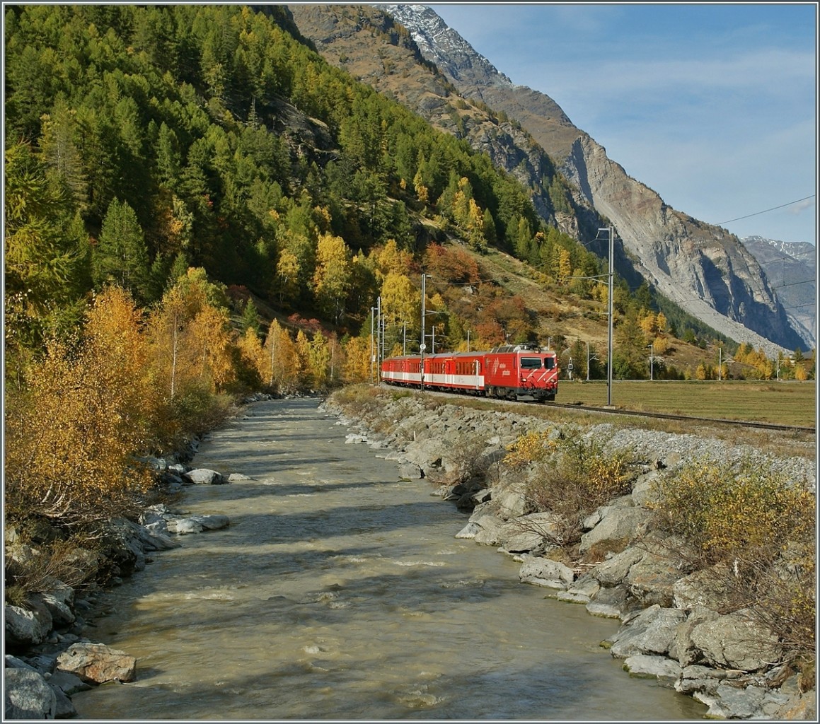Im flachen Tal bei T�sch l�sst sich der MGB Zugverkehr bei einem gem�tlichen Spaziergang ausgezeichnet fotografieren: Eine HGe 4/4 erreicht mit einem Regionalzug von Brig nach Zermatt in K�rze T�sch. 
21. Okt. 2013 