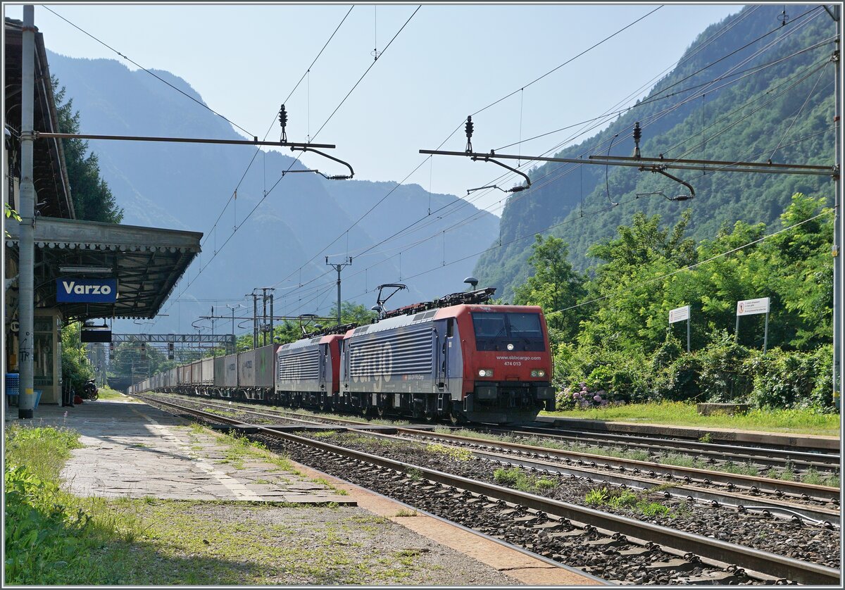 Im Gegenlicht fährt die SBB Re 474 013 mit einer weiteren Re 474 und einem langen Güterzug Richtung Brig durch den Bahnhof von Varzo.

21. Juli 2021