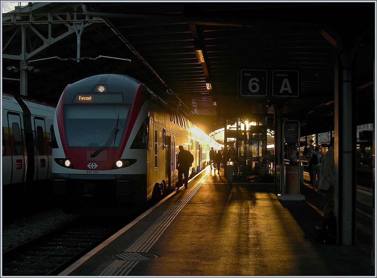 Im Gegenlicht der untergehendne Sonne ist der RABe 511 115 in Lausanne eingetroffen.
22. Aug. 2017