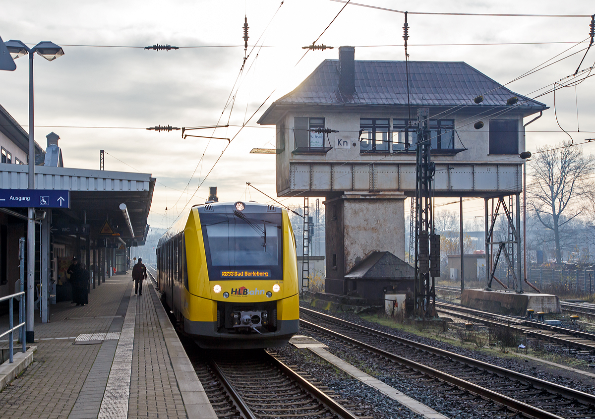 
Im Gegenlicht....
Der VT 506 (95 80 1648 106-0 D-HEB / 95 80 1648 606-9 D-HEB), ein neuer Alstom Coradia LINT 41 der HLB (Hessische Landesbahn GmbH), am 05.12.2015 als RB 93  Rothaarbahn  (Siegen - Kreuztal - Bad Berleburg), beim Halt im Bahnhof Kreuztal. 
Rechts das nun stillgelegte Reiterstellwerk Kreuztal Nord (Kn).