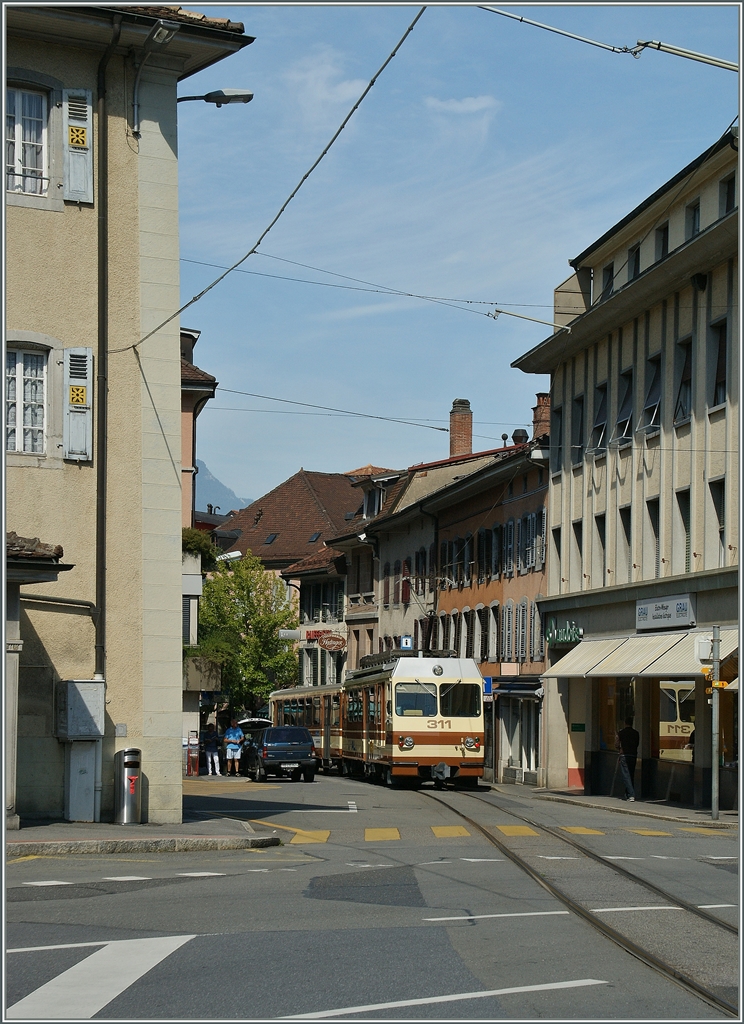 Im Gegensatz zur AOMC verlaufen die ersten Kilometer der A-L und ASD in Aigle nicht eigentrassiert auf der Strasse; hier ist der A-L Beh 4/4 311 in den engen Strassen der Altstadt von Aigle zu sehen. 
22. Aug. 2013