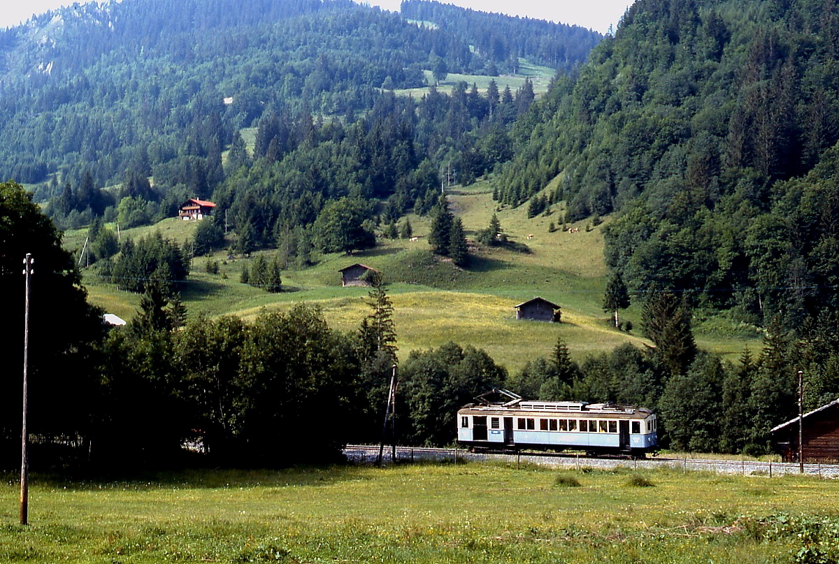 Im Juli 1983 ist ABFe 4/4 11 der ASD bei Vers-l'Eglise unterwegs nach Aigle. Der Triebwagen hatte noch die urspr�ngliche Fensteraufteilung und besa� noch die Ursprungslackierung, die den Fahrzeugen m. E. am besten stand.