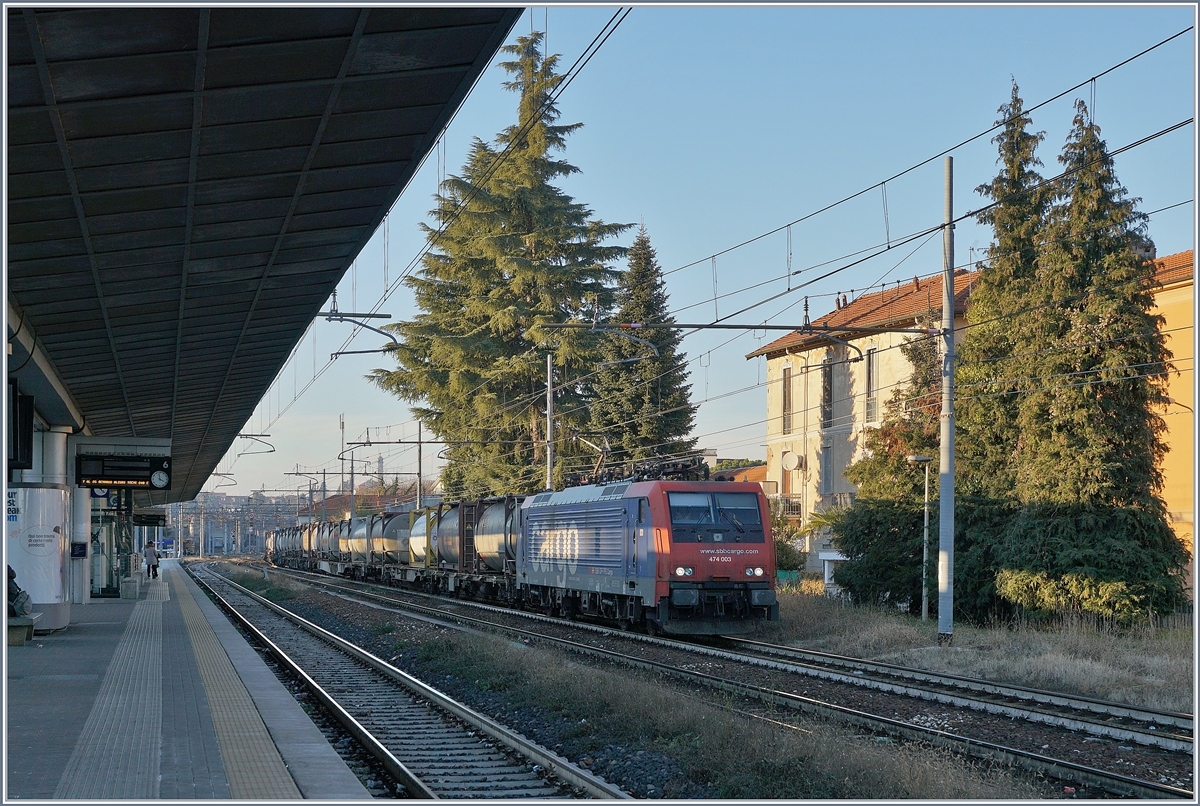Im letzten Licht des Tages konnte ich es mir nicht verkneifen, die SBB Re 474 003 mit einem Güterzug bei der Durchfahrt in Gallarate zu fotografieren.
5. Jan. 2019 